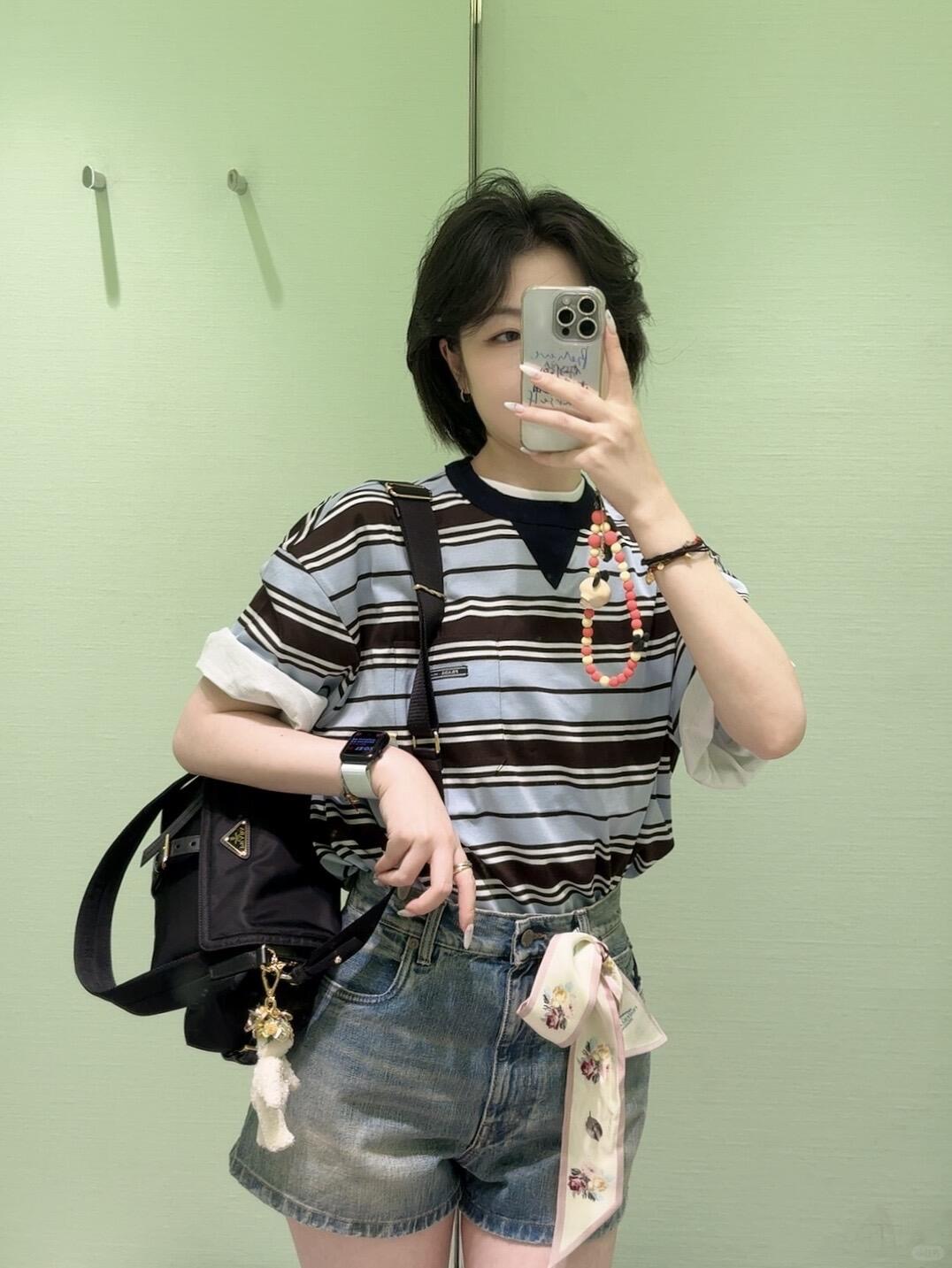 NO:436230,Prad* 25Ss Spring and Summer New Style Mint Chocolate Striped Short Sleeve Round Neck T-shirt | Exclusive yb development!  High-end production!  Super high-end color matching, loose style for couples, simple and high-end, not picky about the upper body, chest pocket and label design, workmanship quality depends on details. S/M/L, prada, T-shirt,tees, t-shirt,alexander wang19860909Prad* 25Ss春夏新款 薄荷巧克力条纹短袖圆领T恤丨独家yb开发！高版出品！超级高级的配色搭配 宽松版型可情侣款穿搭 简约又高级 不挑人上身 胸口口袋与贴标设计 做工品质看细节.现货发售S/M/L,,prada,T-shirt,tees，t-shirt,alexander wang,Women's clothing