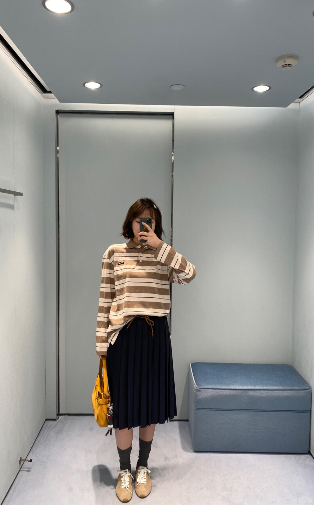 NO:436241,Miumi* 25Ss Spring and Summer New Style Logo Contrast Striped Lapel Contrast Long Sleeve T-shirt丨Exclusive yb development!  High-end production!  Soft and glutinous but not without bones. Classic contrasting stripes, low-key and not exaggerated, simple and charming. Lapel design, modifying neck lines. Embroidered letter design on the chest adds a sense of design to the overall casual atmosphere. Loose and slim style, with no sense of restraint on the upper body. S/M/L, miumiu,tees, t-shirt, alexander wang19860909Miumi* 25Ss春夏新款 徽标撞色条纹翻领撞色长袖T恤丨独家yb开发！高版出品！软软糯糯却又不失筋骨感.经典撞色条纹,低调不浮夸,简单有魅力.翻领设计,修饰颈部线条.胸前徽标刺绣字母设计,在整体的休闲氛围中增添设计感.宽松显瘦的版型,上身无束缚感.男女同款 发售S/M/L,,miumiu,tees，t-shirt,alexander wang,Women's clothing