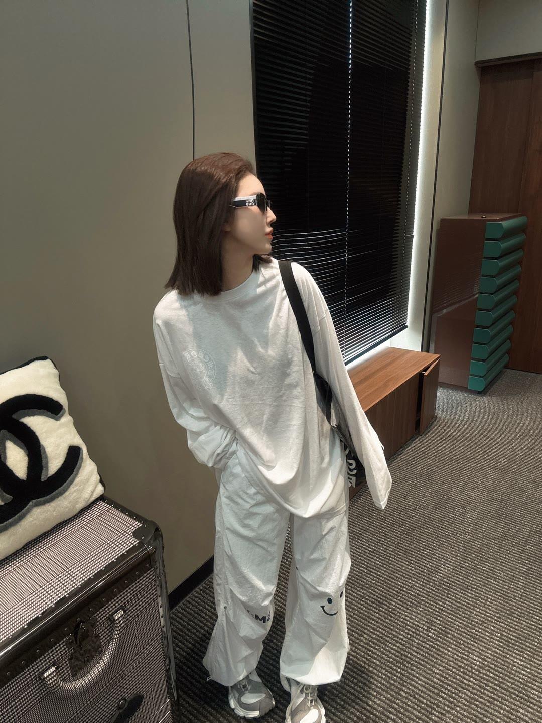 NO:436247,Chrome He*rts 25Ss Spring and Summer New Style Sanskrit Star Stripe Flag Print Drooping American Sunscreen Long Sleeve T-shirt | Exclusive high-end production!  Classic cross flower + star and stripe elements, red/blue/black contrast color super-sensory old-fashioned washing fabric comes with a retro filter, loose silhouette hides flesh and street, white T is refreshing and neat, gray T is more textured, can be worn alone, work pants are hard-core American style, shorts play with bottom missing, and it is trendy to fly, printing process is solid, Croxin letters + pattern clear three-dimensional, and water cannot be washed off. Details control ecstasy! The neckline is wrapped and the car line is neat, hiding the high-end feeling in the stitches, and it is directly full of 'trendy concentration', and the rhythm of the link when asked when going out. S/M/L is on sale in stock, chrome hearts, chrome hearts, shorts, tees, t-shirt, alexander wang19860909Chrome He*rts 25Ss春夏新款 梵文星条旗印花垂感美式防晒长袖T恤丨独家高版出品！经典十字花+星条旗元素,红/蓝/黑撞色超带感做旧水洗面料自带复古滤镜,宽松廓形藏肉又街头,白T 清爽利落,灰T更显质感,单穿叠穿都能打,配工装裤是硬核美式风,搭短裤玩下衣失踪也潮到飞起,印花工艺扎实,克罗心字母+图案清晰立体,水洗不掉渣 细节控狂喜!领口包边、车线工整,把高级感藏在针脚里,穿上直接拉满「潮人浓度」,出街被问链接的节奏~现货发售S/M/L,,chrome hearts,chrome hearts,shorts,tees，t-shirt,alexander wang,Women's clothing