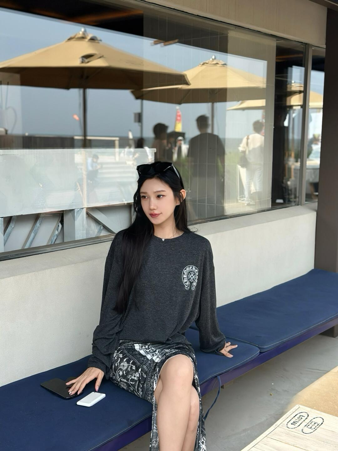 NO:436253,Chrome He*rts 25Ss Spring and Summer New Style Sanskrit Star Stripe Flag Print Drooping American Sunscreen Long Sleeve T-shirt | Exclusive high-end production!  Classic cross flower + star and stripe elements, red/blue/black contrast color super-sensory old-fashioned washing fabric comes with a retro filter, loose silhouette hides flesh and street, white T is refreshing and neat, gray T is more textured, can be worn alone, work pants are hard-core American style, shorts play with bottom missing, and it is trendy to fly, printing process is solid, Croxin letters + pattern clear three-dimensional, and water cannot be washed off. Details control ecstasy! The neckline is wrapped and the car line is neat, hiding the high-end feeling in the stitches, and it is directly full of 'trendy concentration', and the rhythm of the link when asked when going out. S/M/L is on sale in stock, chrome hearts, chrome hearts, shorts, tees, t-shirt, alexander wang19860909Chrome He*rts 25Ss春夏新款 梵文星条旗印花垂感美式防晒长袖T恤丨独家高版出品！经典十字花+星条旗元素,红/蓝/黑撞色超带感做旧水洗面料自带复古滤镜,宽松廓形藏肉又街头,白T 清爽利落,灰T更显质感,单穿叠穿都能打,配工装裤是硬核美式风,搭短裤玩下衣失踪也潮到飞起,印花工艺扎实,克罗心字母+图案清晰立体,水洗不掉渣 细节控狂喜!领口包边、车线工整,把高级感藏在针脚里,穿上直接拉满「潮人浓度」,出街被问链接的节奏~现货发售S/M/L,,chrome hearts,chrome hearts,shorts,tees，t-shirt,alexander wang,Women's clothing