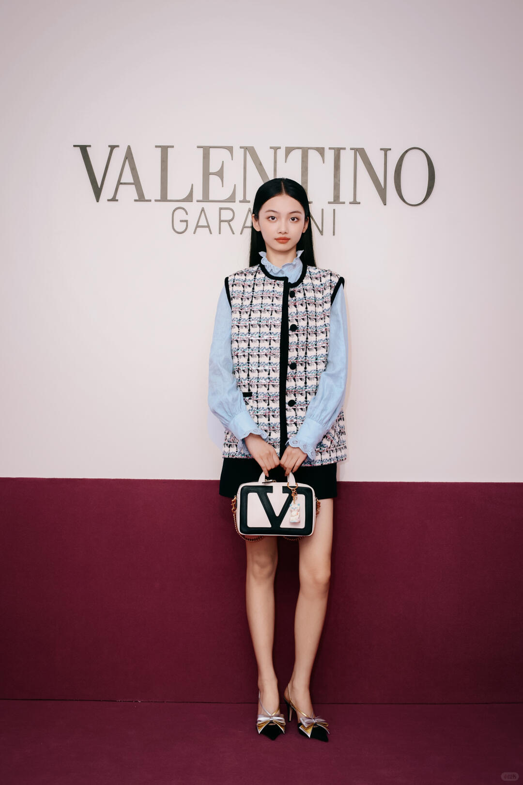 NO:436231,Valenti*o 25Fw early autumn new style, stacked artifact vest jacket丨Exclusive high-end production!  The high-end beaded colored yarn plaid braided soft tweed fabric is super beautiful!  Contrast color braided belt edge tie craftsmanship. A must-have high-end item for famous women and white and beautiful women!  Loose H-cut top body makes you look slim. Customized jacquard lining handmade buckles, perfect workmanship quality depends on details. S/M/L is available in stock, valentino, jackets & coats, alexander wang19860909Valenti*o 25Fw早秋新款 叠搭神器马甲外套丨独家高版出品！高定珠片彩纱格纹编织软花呢面料超美！撞色编织带系边工艺.法式宫廷风气质名媛白富美必备高级单品！宽松H裁版型上身巨显瘦.定制提花里衬手工包扣,完美做工品质看细节.现货发售S/M/L,,valentino,jackets & coats,alexander wang,Women's clothing