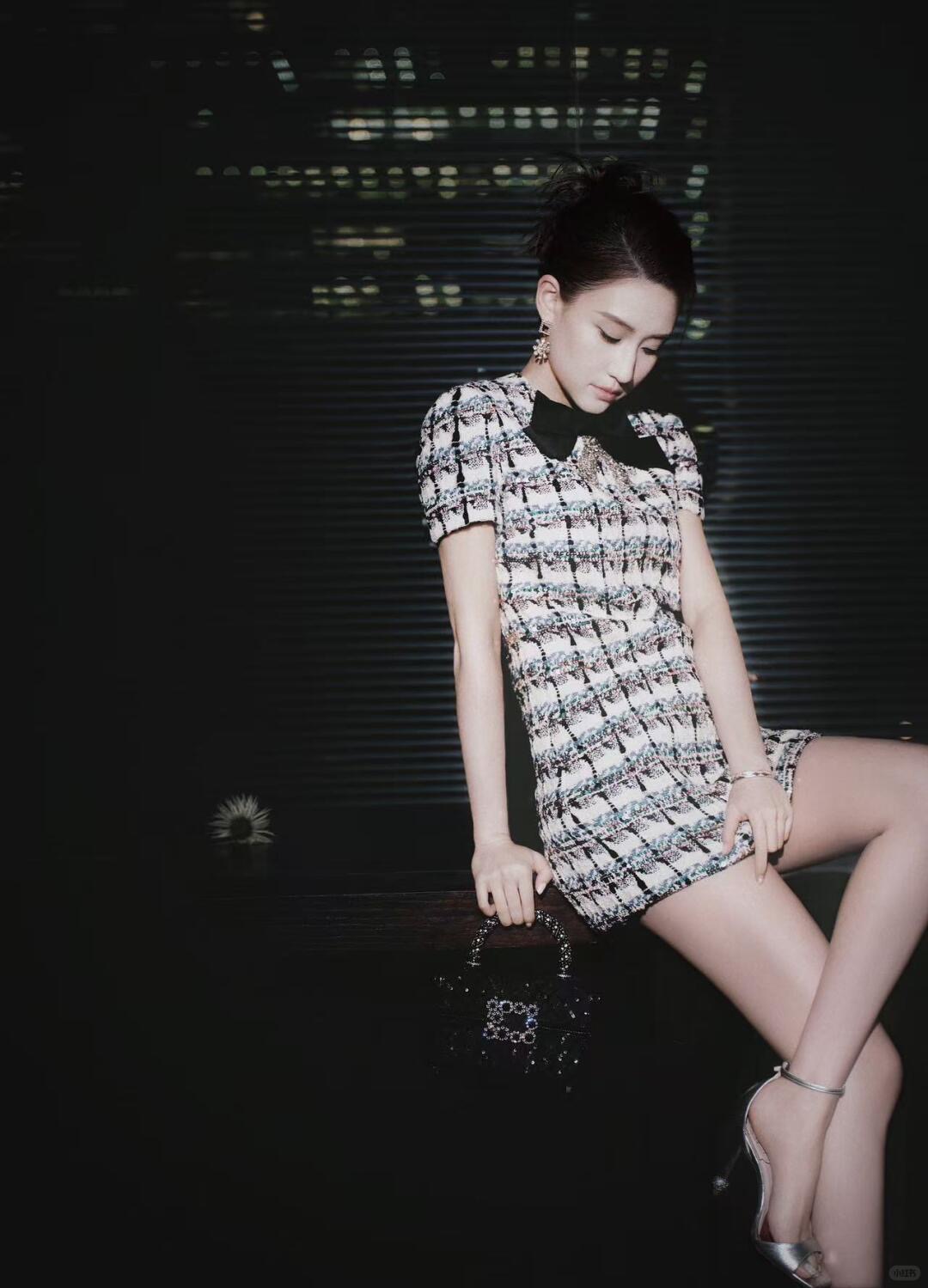 NO:436236,Valenti*o 25Fw early autumn new style, Ho Chaoqiong's same famous socialite style dress丨Exclusive high-end production!  The high-end beaded colored yarn plaid braided soft tweed fabric is super beautiful!  Ribbon butterfly-shaped rhinestones. A must-have high-end item for French court-style celebrities and white and rich beauty!  Three-dimensional style top body looks slim. Customized jacquard lining, perfect workmanship quality depends on details. S/M/L is available in stock, valentino, skirts, alexander wang19860909Valenti*o 25Fw早秋新款 何超琼同款名媛风连衣裙丨独家高版出品！高定珠片彩纱格纹编织软花呢面料超美！丝带蝴蝶形水钻装系.法式宫廷风气质名媛白富美必备高级单品！立体裁版型上身巨显瘦.定制提花里衬,完美做工品质看细节.现货发售S/M/L,,valentino,skirts,alexander wang,Women's clothing