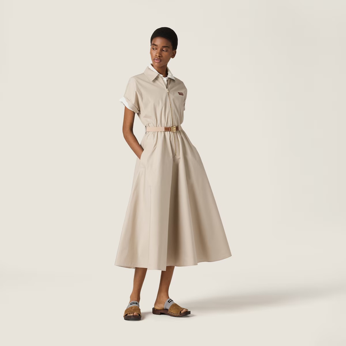 NO:436568,Miumi* 25Ss Spring and Summer New Panama Cotton Lapel Short Sleeve Dress丨Exclusive yb development!  High-end production!  Super hiding dress, huge body proportion, must be entered for girls with meat, high and slimming in one second, with aura, elastic waist and large skirt, easy to show graceful figure, elegant and generous, lapel semi-zipper design, hardware logo elastic belt creates waist-hugging contour, easy to divide body proportions, full of high-end feeling, street photography shows aura, S/M/L,,miumiu, skirts, T-shirt, alexander wang19860909Miumi* 25Ss春夏新款 巴拿马棉质翻领短袖连衣裙丨独家yb开发！高版出品！超级藏肉的连衣裙 巨修饰身材比例 有肉肉女孩必入 一秒的显高显瘦 自带气场 松紧腰垂顺大裙摆 轻松展现曼妙身材 优雅又大方 翻领半拉链设计 五金logo松紧腰带营造收腰轮廓 轻松分割身材比例 高级感满满 街拍巨显气场 现货发售S/M/L,,miumiu,skirts,T-shirt,alexander wang,Women's clothing