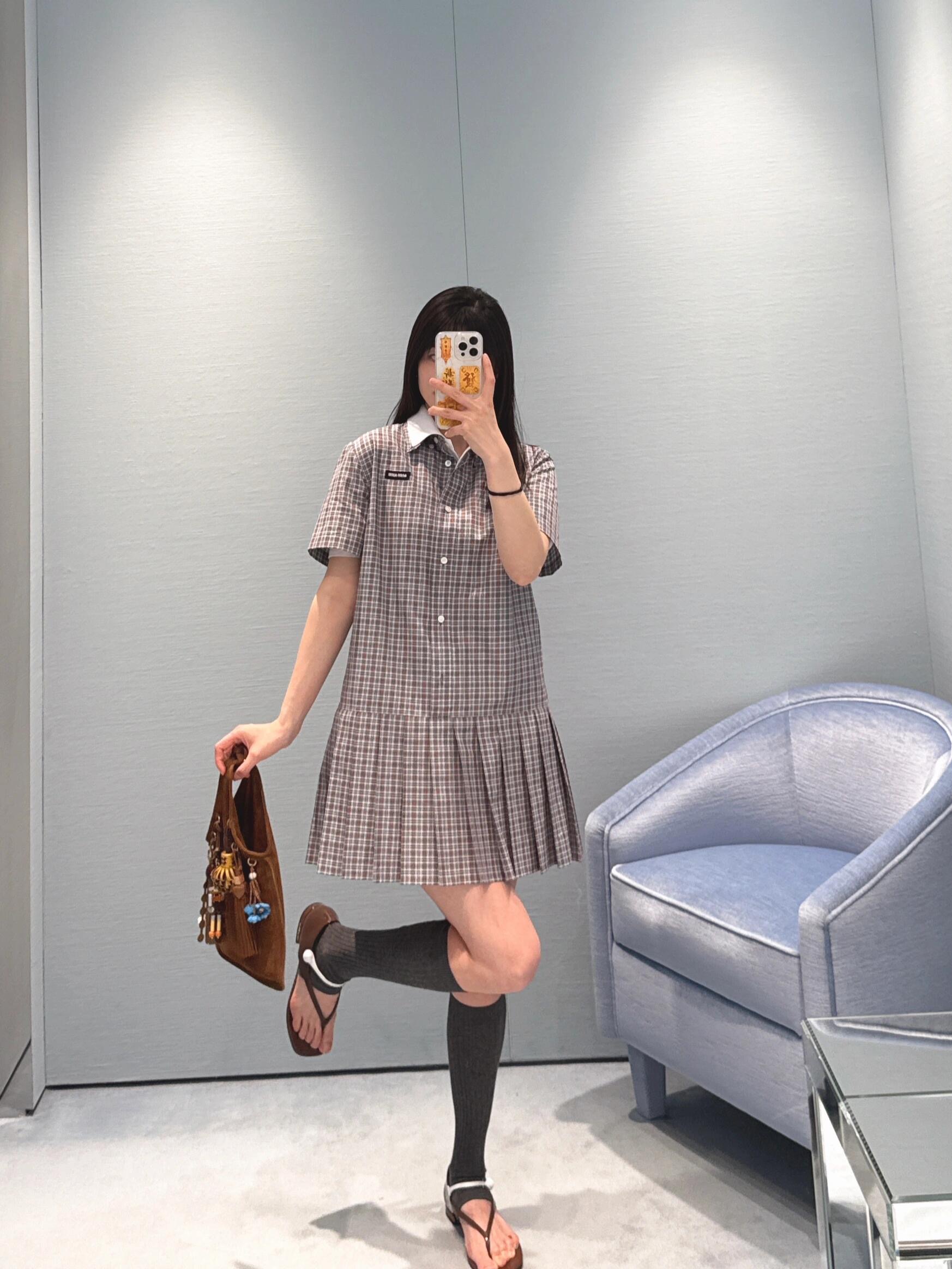 NO:436557,MiuMi* 25Ss Spring and Summer New Style Logo Logo Embroidered Pleated Shirt Skirt | Exclusive yb development!  High-end production!  The new college-style pattern products are here again, and a series are released. It is easy to create a high-end outfit in the same color. The buttoned shirt has a pointed collar, the three-dimensional logo letter logo embroidery on the chest highlights the style. The 1:1 mold-opening custom single-breasted front closure, and the spliced ​​pleated skirt is very miu. The small girl is also super suitable. The draped straight style is not picky. The upper body is young and fashionable, and the girlish feeling comes out in an instant!  S/M/L, miumiu, skirts, shirts, alexander wang19860909MiuMi* 25Ss春夏新款 logo徽标刺绣百褶衬衫裙丨独家yb开发！高版出品！学院风格纹新品又来啦,一系列都出啦,轻松打造同色系穿搭高级感满满~系扣衬衫尖领,胸口立体logo字母徽标刺绣凸显格调,1:1开模定制单排扣前襟,拼接百褶裙摆就非常的miu,小个子妹子也超级合适,垂坠直筒版型又不会挑人,上身年轻又时髦,少女感一下子就出来了！现货发售S/M/L,,miumiu,skirts,shirts,alexander wang,Women's clothing