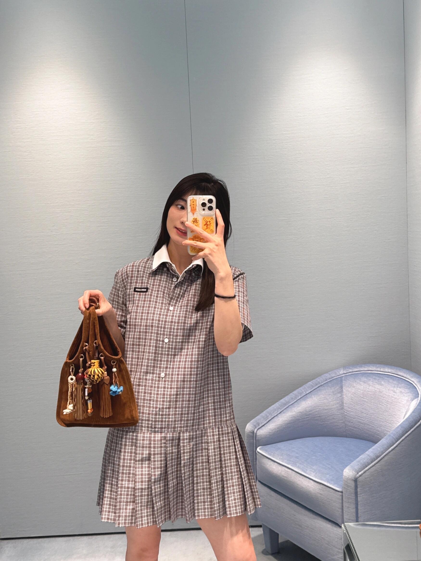 NO:759251,Mi* 26Ss spring and summer new style logo embroidered pleated shirt skirt | Exclusively developed by yb!  Top quality production!  Retro plaid + lapel shirt design, logo embroidery embellishment details, pleated hem, flexible and slimming, breathable fabric, comfortable and versatile, it is the spring and summer needs of college-style girls. Ready for sale S/M/L,,skirts,shirts,19860909Mi* 26Ss春夏新款 logo徽标刺绣百褶衬衫裙丨独家yb开发！顶级高版出品！复古格纹+翻领衬衫设计,徽标刺绣点缀细节,百褶下摆灵动显瘦,透气面料舒适百搭,是学院风少女的春夏刚需.现货发售S/M/L,,skirts,shirts,,Women's clothing