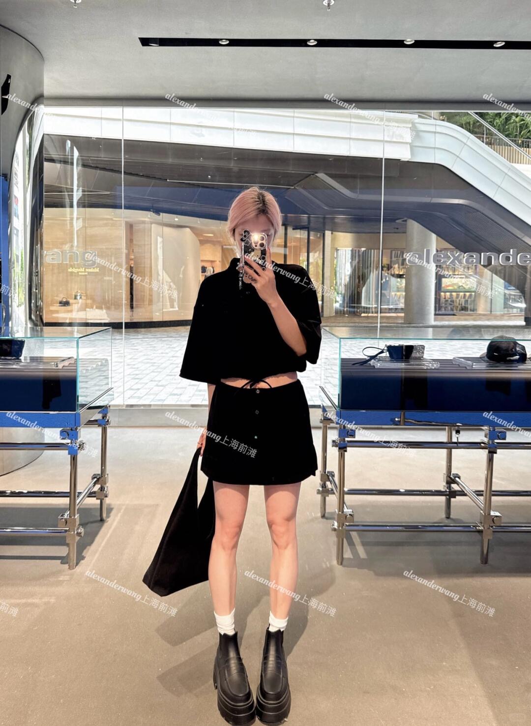 NO:436574,Alexand*r wang 25Ss spring and summer new style, micro-label embroidered bead floor cotton polo shirt + skirt suit | Exclusive yb development!  High-end production!  Made of soft bead flooring fabric, decorated with brand logo embroidery, drawstring elastic hem, short waist-hugging style to modify the figure, polo neckline, button opening and closing, recommended set to be sold in stock, S/M/L,, skirts, alexander wang19860909Alexand*r wang 25Ss春夏新款 微标刺绣珠地棉polo衫+半裙套装丨独家yb开发！高版出品！采用柔软珠地棉面料制作 饰有品牌标识刺绣 抽绳松紧下摆 短款收腰版型修饰身材 polo领口 纽扣开合 推荐一套入现货发售S/M/L,,skirts,alexander wang,Women's clothing