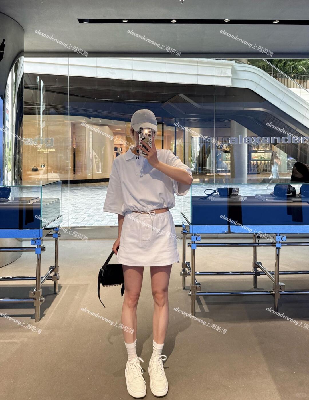 NO:436571,Alexand*r wang 25Ss spring and summer new style, micro-label embroidered bead floor cotton polo shirt + skirt suit | Exclusive yb development!  High-end production!  Made of soft bead flooring fabric, decorated with brand logo embroidery, drawstring elastic hem, short waist-hugging style to modify the figure, polo neckline, button opening and closing, recommended set to be sold in stock, S/M/L,, skirts, alexander wang19860909Alexand*r wang 25Ss春夏新款 微标刺绣珠地棉polo衫+半裙套装丨独家yb开发！高版出品！采用柔软珠地棉面料制作 饰有品牌标识刺绣 抽绳松紧下摆 短款收腰版型修饰身材 polo领口 纽扣开合 推荐一套入现货发售S/M/L,,skirts,alexander wang,Women's clothing