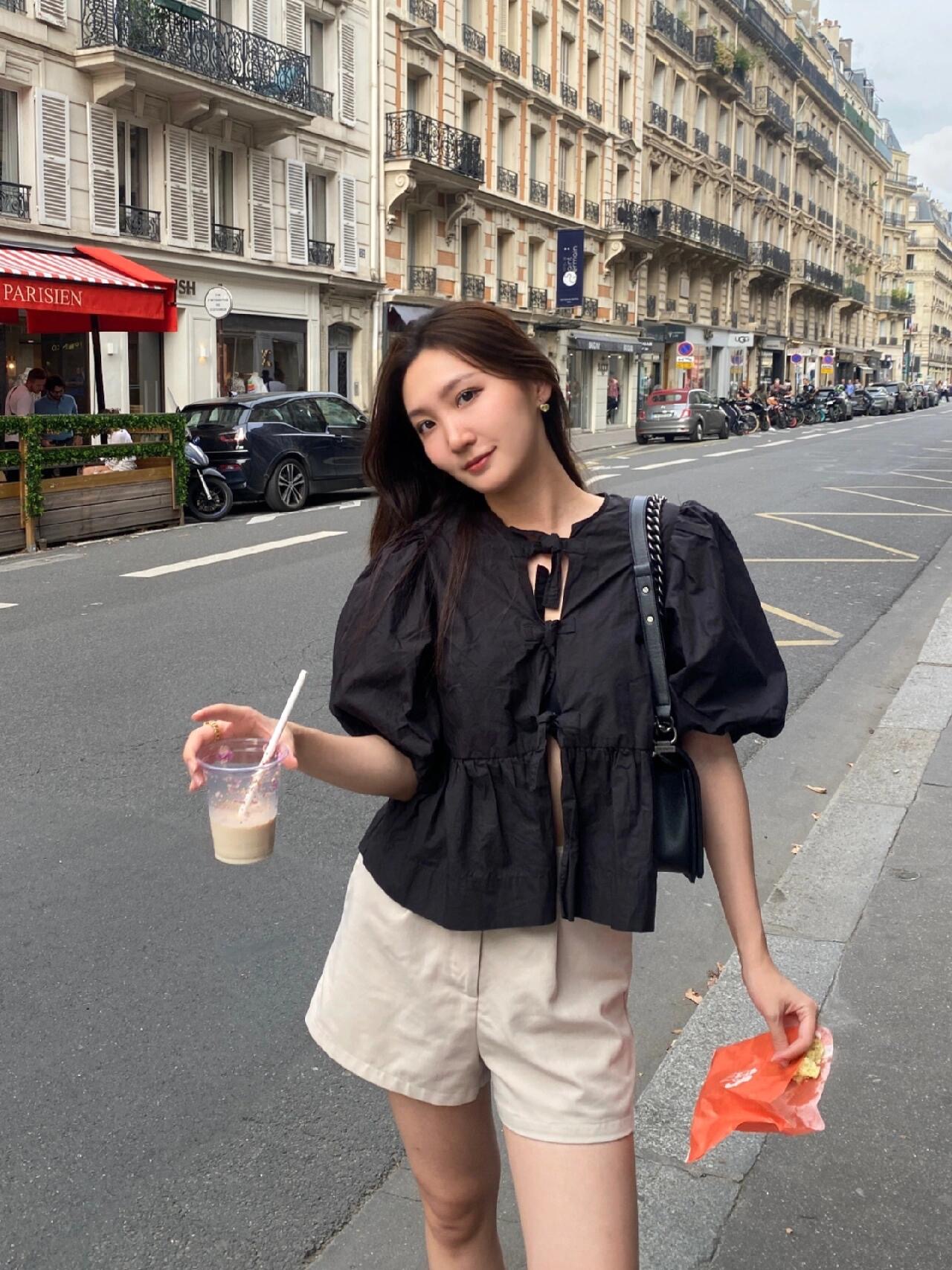 NO:436597,Gann* 25Ss Spring and Summer New Style Puff Sleeve Lace-up Shirt丨Exclusive YB Development!  High-end production!  Poplin cotton bow shirt top, deserted and niche. The overall look is very strong, and you can also wear it as a sunscreen cardigan. It is the kind of urgent need that you can't help but encounter a good look in your closet. It's easy to wear. Every scene in life can be brought in, or you can grab it casually when you are too lazy to dress up. S/M/L,,shirts,alexander wang19860909Gann* 25Ss春夏新款 泡泡袖系带衬衫丨独家yb开发！高版出品！府绸棉蝴蝶结衬衫上衣,冷清小众 整体造型感很强,也可以当防晒开衫穿,是无论你衣柜里有多少件遇到好看的你还是会忍不住下手的那种刚需,很好穿 生活中的每一个场景都可以带入,或者是懒得打扮时候随手一抓足够慵懒随意. 现货发售 S/M/L,,shirts,alexander wang,Women's clothing