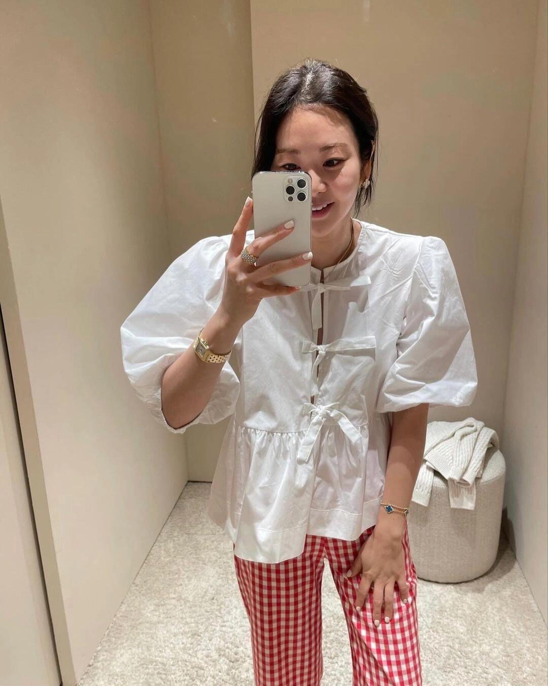 NO:436591,Gann* 25Ss Spring and Summer New Style Puff Sleeve Lace-up Shirt丨Exclusive YB Development!  High-end production!  Poplin cotton bow shirt top, deserted and niche. The overall look is very strong, and you can also wear it as a sunscreen cardigan. It is the kind of urgent need that you can't help but encounter a good look in your closet. It's easy to wear. Every scene in life can be brought in, or you can grab it casually when you are too lazy to dress up. S/M/L,,shirts,alexander wang19860909Gann* 25Ss春夏新款 泡泡袖系带衬衫丨独家yb开发！高版出品！府绸棉蝴蝶结衬衫上衣,冷清小众 整体造型感很强,也可以当防晒开衫穿,是无论你衣柜里有多少件遇到好看的你还是会忍不住下手的那种刚需,很好穿 生活中的每一个场景都可以带入,或者是懒得打扮时候随手一抓足够慵懒随意. 现货发售 S/M/L,,shirts,alexander wang,Women's clothing