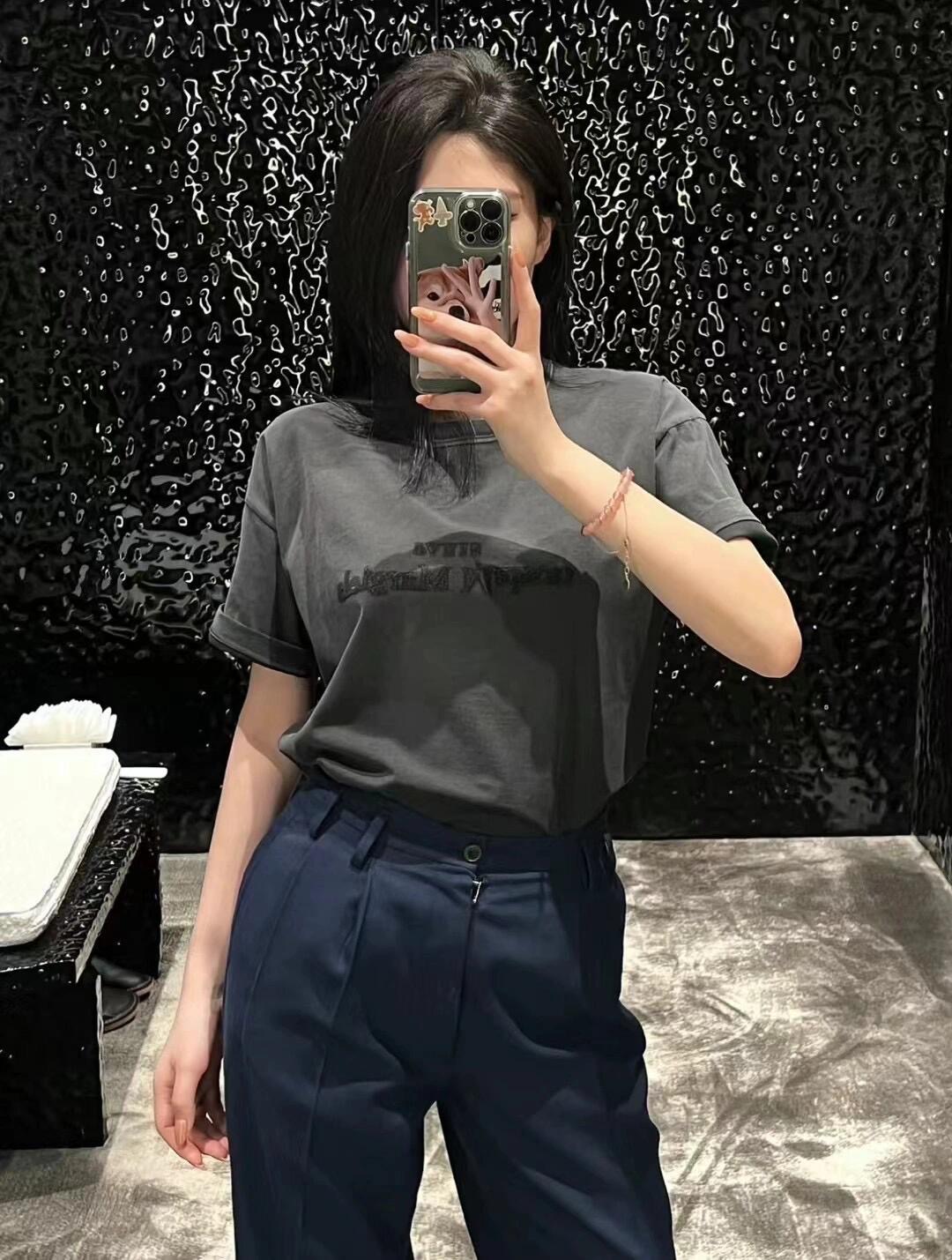 NO:436607,Maiso*n Margiel*a 25Ss Spring and Summer New MM6 Four-corner stitching inverted logo old short-sleeved T-shirt丨Exclusive high-end production!  The same style for men and women, the details are used, the ready-made garments are made and the horse flows, and the water is washed again. The ordinary water washing plant cannot control the time and is easy to scrap. Don’t look at it as simple as the process is too complicated. Recommended to be sold in stock S/M/L,,masion margiela,T-shirt,tees,t-shirt,alexander wang19860909Maiso*n Margiel*a 25Ss春夏新款 MM6四角缝线倒置徽标做旧短袖T恤丨独家高版出品！男女同款 细节做旧,成衣做好再马流,再二次洗水,普通洗水厂拿捏不了时间,很容易报废的,别看它简单,工艺太复杂了 推荐推荐现货发售 S/M/L,,masion margiela,T-shirt,tees，t-shirt,alexander wang,Women's clothing