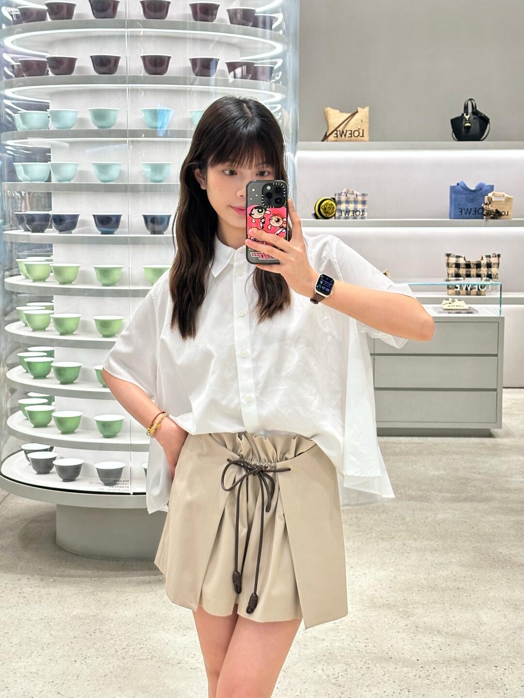 NO:436615,Loew* 25Ss spring and summer new style, vertical cut drawstring and piece skirt | Exclusive yb development!  High-end production!  Modern and fashionable positioning bouquets have a strong pleated design!  The style of the film is not picky!  Imported twill pure cotton fabric has super texture!  The classic style is versatile and fashionable!  Super slim on the upper body!  The imported pure cotton fabric has a wide and stylish texture!  Highly recommended single items, on-site S/M/L, loewe, skirts, alexander wang19860909Loew* 25Ss春夏新款 立裁抽绳搭片半裙丨独家yb开发！高版出品！摩登时髦定位花束褶皱设计感超强！搭片版型不挑人！进口斜纹纯棉布面料质感超物！经典版型百搭又时髦！上身超显瘦！进口纯棉面料质感挺阔有型！强烈推荐单品,现货发售 S/M/L,,loewe,skirts,alexander wang,Women's clothing