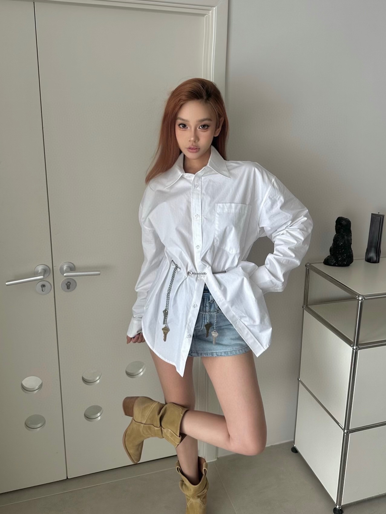 NO:436963,Alexand*r wang 25Fw early autumn new style key chain belt long sleeve shirt丨Exclusive yb development!  High-end production!  Premium items, commuting for ten thousand years, waist key chain misaligned perforated decoration design, high-end and exquisite, loose fit, easy to control, customized shirt fabric, light and wide, different from ordinary cotton shirt fabric, density and feel invincible, texture is really excellent, auxiliary materials are customized with mold, on-site S/M/L,,shirts,alexander wang19860909Alexand*r wang 25Fw早秋新款 钥匙链条腰带长袖衬衫丨独家yb开发！高版出品！高级单品 通勤万年款 腰围钥匙链条错位穿孔装饰设计 高级精致 宽松版型很好驾驭 定制的衬衣面料 轻薄且挺阔 区别于普通棉质衬衫面料 密度手感无敌了 质感真的超赞 辅料都是开模定制 现货发售 S/M/L,,shirts,alexander wang,Women's clothing