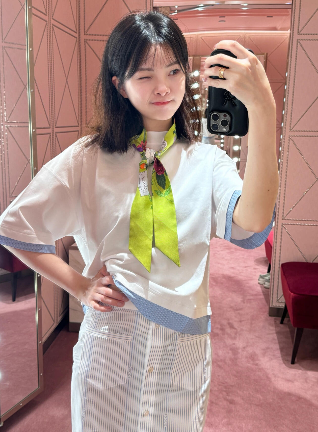 NO:438743,Gucc* 25Ss spring and summer new model, micro-label embroidered spliced ​​round neck short-sleeved T-shirt丨Exclusive yb development!  High-end production!  Breathable and comfortable, full texture. A silhouette short-sleeved T-shirt cut to highlight the brand style. Made of gram-weight pure cotton. Slightly elastic. A slim visual effect. Three-dimensional embroidery on the chest outlines the letter logo. Slack and fashionable. A cuff hem spliced ​​with blue striped shirt. A double-layer collision between color and fabric. The style takes a step in an instant to create a high street personality style. Fashionable and versatile. Single-wear inner wear is available in stock. S/M/L, gucci,shirts, T-shirt,tees, t-shirt,alexander wang.19860909Gucc* 25Ss春夏新款 微标刺绣拼接圆领短袖T恤丨独家yb开发！高版出品！透气舒适 质感十足 廓形短袖T恤裁剪 凸显品牌格调 采用克重纯棉制成 略带有弹力 呈现显瘦视觉效果 胸前立体刺绣勾勒出字母徽标造型 松弛时髦 袖口衣摆拼接蓝色条纹衬衫 颜色和面料的双层碰撞 瞬间格调走上一个台阶 打造高街个性风格 时髦百搭 单穿内搭都现货发售S/M/L,,gucci,shirts,T-shirt,tees，t-shirt,alexander wang,Women's clothing