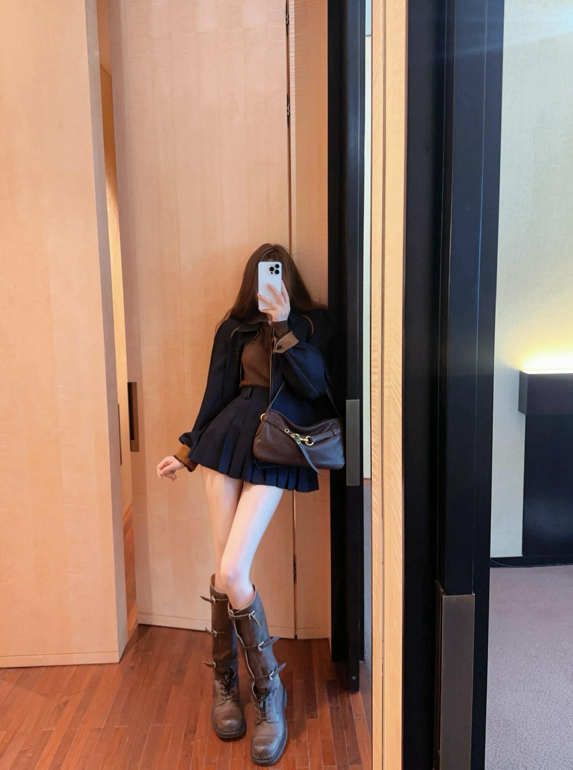 NO:438728,Miumi* 25Fw early autumn new style British style casual jacket 丨Exclusive yb development!  High-end production!  The classic brown contrasting shoulders are embellished to highlight the line design. The brown logo embroidery shows the brand style, and the balanced elements of men and women show Miu's ever-changing temperament. It is paired with loose and comfortable tailoring to create a classic and versatile item. S/M/L is available in stock, miumiu, jackets & coats, jackets & coats, alexander wang19860909Miumi* 25Fw早秋新款 英伦风休闲夹克外套 丨独家yb开发！高版出品！经典的咖色撞色肩部作为点缀,突显线条设计.咖色徽标刺绣展现品牌风格,男女均衡元素展现了Miu的百变气质,搭配宽松舒适的剪裁,打造经典百搭单品.现货发售S/M/L,,miumiu,jackets & coats,jackets & coats,alexander wang,Women's clothing