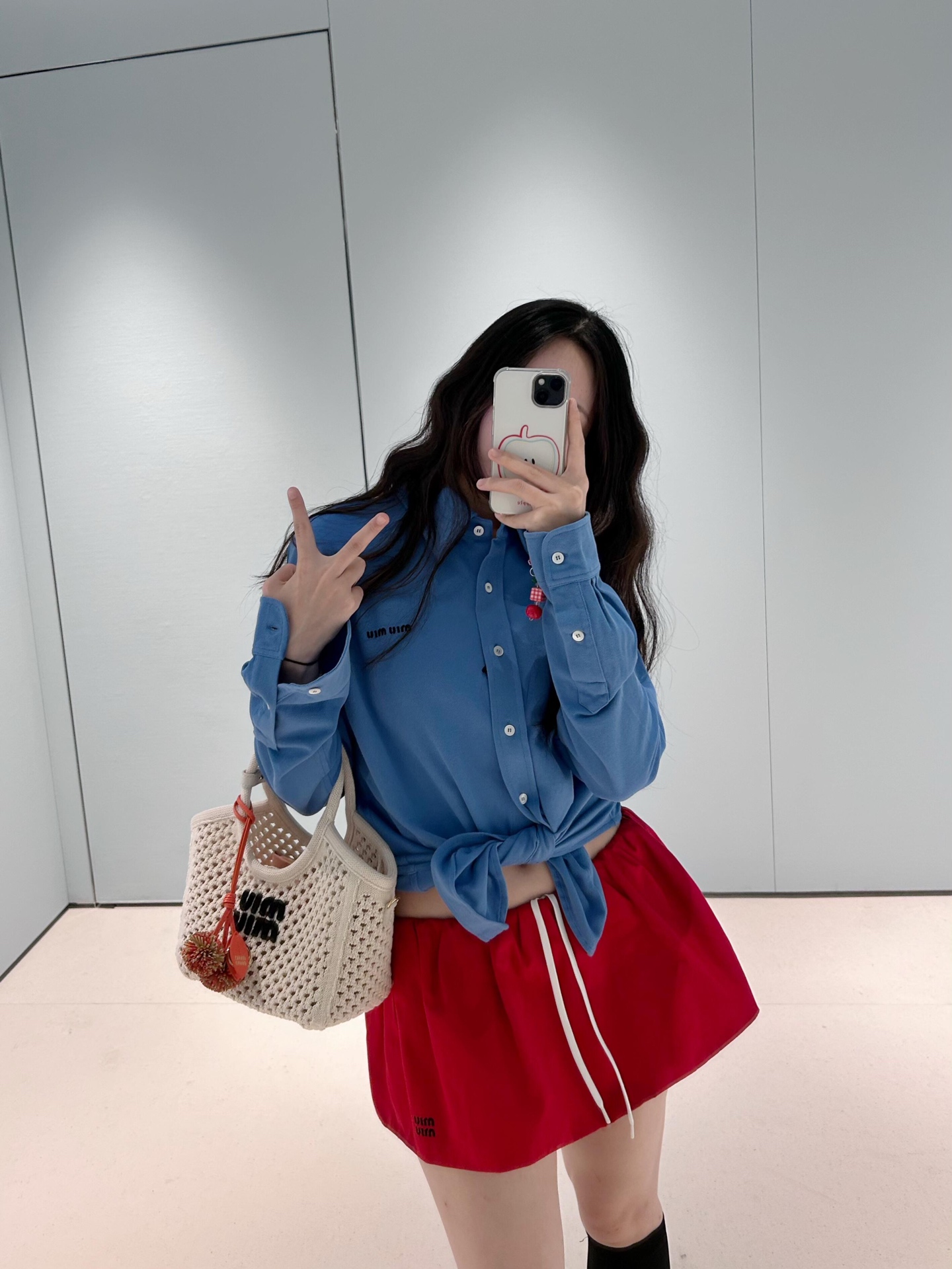 NO:438735,Miumi* 25Fw early autumn new style micro-label embroidered bead floor cotton long-sleeved shirt丨Exclusive yb development!  High-end production!  The chest is decorated with contrasting color brand logo embroidery logo classic polo style Lapel design Casual and exquisite design style Casual series silhouette and thread knitted texture interpret the relaxed and comfortable feminine temperament The chest logo adds iconic elements Simple and high-end feel ~ S/M/L on sale in stock, Miumiu,shirts,alexander wang19860909Miumi* 25Fw早秋新款 微标刺绣珠地棉长袖衬衫丨独家yb开发！高版出品！胸口饰有撞色品牌标识刺绣徽标经典polo版型 翻领设计 休闲而精致的设计风格 休闲系列廓形与螺纹针织纹理演绎轻松自在的女性气质 胸前logo徽标平添标志性元素 简单而高级感～现货发售S/M/L,,miumiu,shirts,alexander wang,Women's clothing