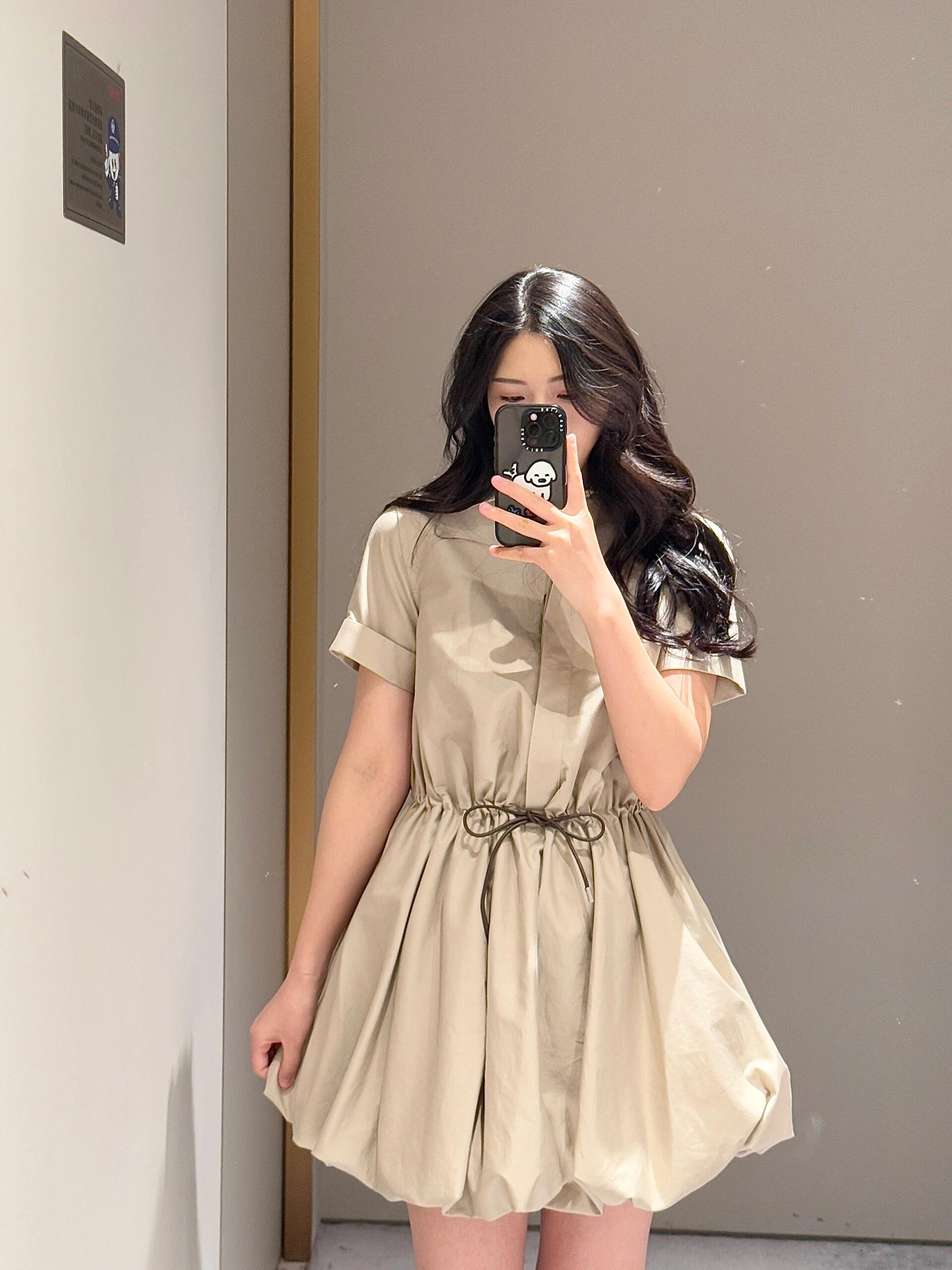 NO:438705,Loew* 25Ss spring and summer new style drawstring tucked cotton bud short-sleeved dress丨Exclusive yb development!  High-end production!  The main color of milk coffee that is popular this year is low-key and luxurious on the upper body~ the leather logo logo on the back collar is decorated, which further demonstrates exquisite craftsmanship!  The hem bud style is super suitable for wearing in all occasions~ The waist-tight elastic design is very friendly to the body shape, the upper body modification line proportion is absolutely perfect!  S/M/L, loewe, skirts, T-shirt, alexander wang19860909Loew* 25Ss春夏新款 抽绳束腰棉质花苞短袖连衣裙丨独家yb开发！高版出品！今年爆火的奶咖主色调,上身低调又奢华～后领口皮标logo徽标装饰,更展现精致工艺！下摆花苞版型超级适合各种场合穿着～收腰松紧设计对身材包容度超友好上身修饰线条比例绝绝子！现货发售S/M/L,,loewe,skirts,T-shirt,alexander wang,Women's clothing