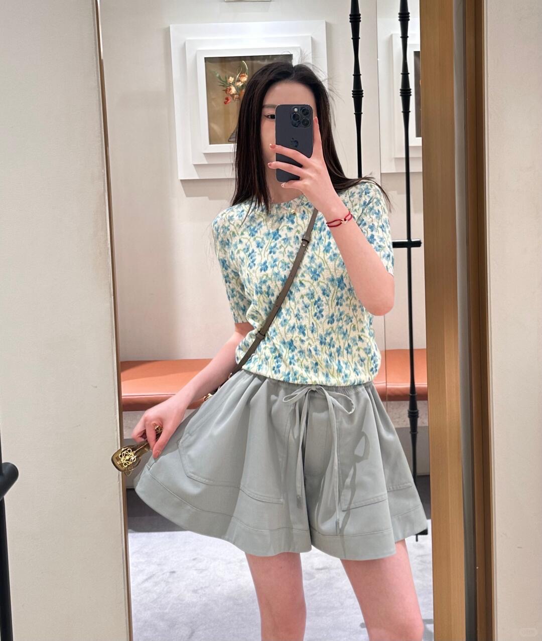 NO:455899,Loew* 25Fw early autumn new style blue and white floral short-sleeved sweater | Exclusive yb development!  High-end production!  Jersey stitching and terry cotton thread, knitted light texture, comfortable and breathable. Fresh and romantic blue and white flowers are like wearing the colorful flower fields in autumn. The ribbed collar, cuffs and hem design fit the body and add a bit of retro charm. The exquisite logo embroidery on the back is on sale S/M/L, loewe, T-shirt, alexander wang19860909Loew* 25Fw早秋新款 蓝白碎花短袖针织衫丨独家yb开发！高版出品！以平纹针织缝线搭配毛圈棉线,织就轻盈纹理,舒适透气.清新浪漫的蓝白碎花 如将秋日里的烂漫花田穿在身上.罗纹衣领、袖口和下摆的设计,贴合身形,还增添了几分复古韵味.后背精致的logo刺绣 现货发售S/M/L,,loewe,T-shirt,alexander wang,Women's clothing