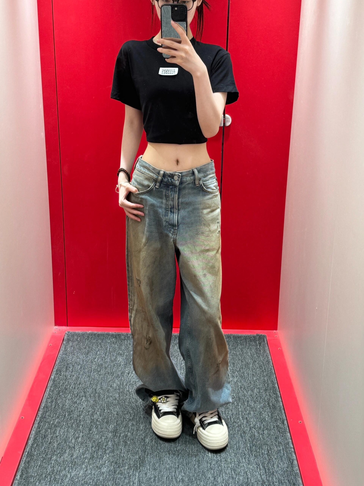 NO:450411,Acne studi*s 25Ss spring and summer new style, old mud dyed leather pocket denim pants | Exclusive high-end production!  The pants I like recently are no less. The front is made with ink-splashed mud dyed. The back is two rivet leather pockets. It has a very design feel and the style is also very good. The matching is super fashionable and the workmanship is full. The workmanship quality depends on the details. S/M/L is available in stock, acne studios, alexander wang19860909Acne studi*s 25Ss春夏新款 做旧泥染皮口袋牛仔神裤丨独家高版出品！近期最爱的裤子 没有之一 前边做了泼墨泥染的设计 后面是两个铆钉皮质的口袋 超有设计感 版型也超好啦 搭配性超强 时髦度拉满 做工品质看细节.现货发售S/M/L,,acne studios,alexander wang,Women's clothing