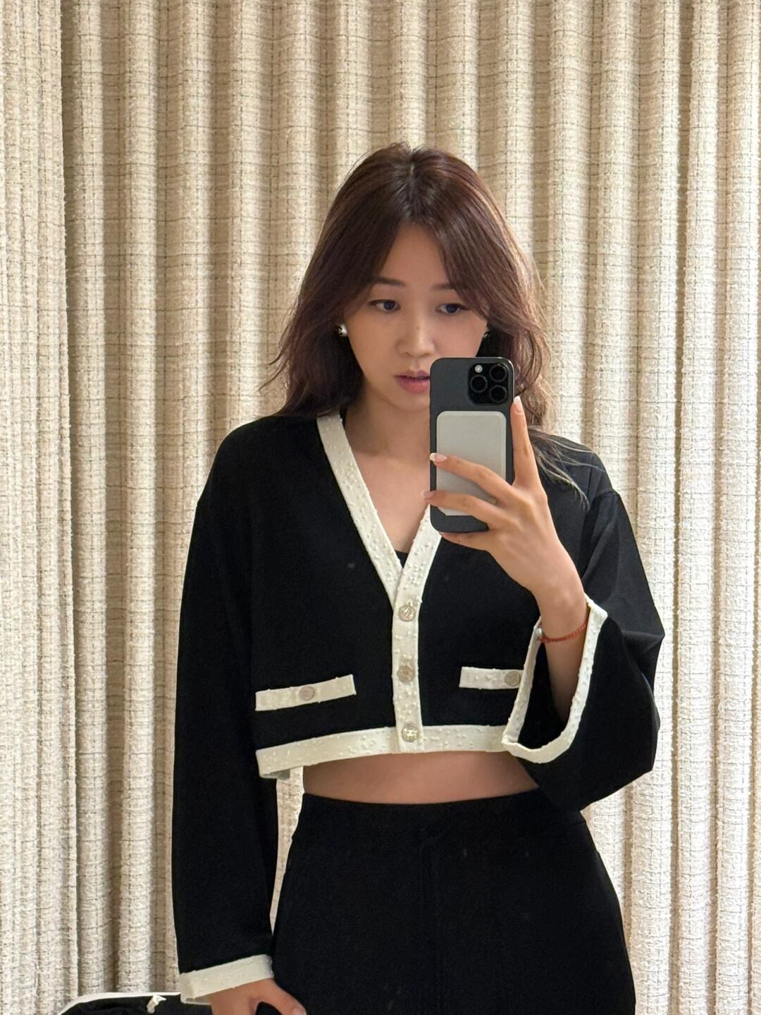 NO:437666,Chane* 25A Handicraft Series New Model Black and White Contrast Knitted V-neck Cardigan | Exclusive YB Development!  High-end production!  Fake pocket decoration original mold letter logo hardware button embellishment high-end fashionable and celebrity style fashionable and casual dressing, fashionable and slim upper body full of temperament, simple and fashionable and not picky. S/M/L on sale in stock, chanel, alexander wang19860909Chane* 25A手工坊系列新款 黑白撞色针织V领开衫丨独家yb开发！高版出品！假口袋装饰 原版开模字母logo五金纽扣点缀 高级时髦名媛风 穿搭时髦休闲 上身时髦显瘦 气质满满 简约时尚不挑人 现货发售S/M/L,,chanel,alexander wang,Women's clothing