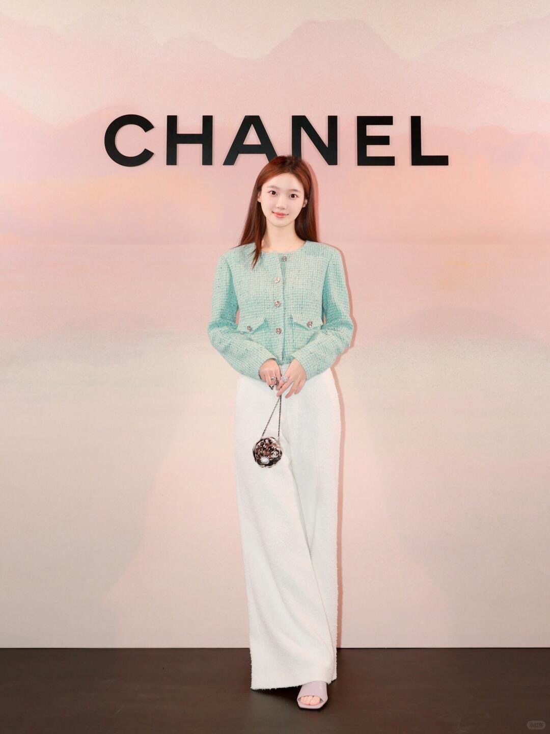 NO:437683,Chane* 25A Handicraft Series New Model Peacock Green Thick Flower Nick Round Neck Single Breasted Jacket | Exclusive YB Development!  High-end production!  Customized wool blended wool fabric, high-end retro peacock green color scheme, soft tweed with colorful yarn plaid, exquisite and complex textured fabric expression, round neck single-breasted shoulder pad design, neat and simple double pocket classic and elegant H-shaped upper body, comfortable, soft, elegant and generous S/M/L, chanel, jackets & coats, alexander wang19860909Chane* 25A手工坊系列新款 孔雀绿粗花尼圆领单排扣外套丨独家yb开发！高版出品！定制羊毛混纺编织面料 高级的复古孔雀绿配色 加上彩纱线格纹编织的软花呢 精巧繁复的纹理面料表现 圆领单排扣 垫肩设计 利落简单的双口袋经典大方H版型 上身舒适柔软又优雅大方 现货发售S/M/L,,chanel,jackets & coats,alexander wang,Women's clothing