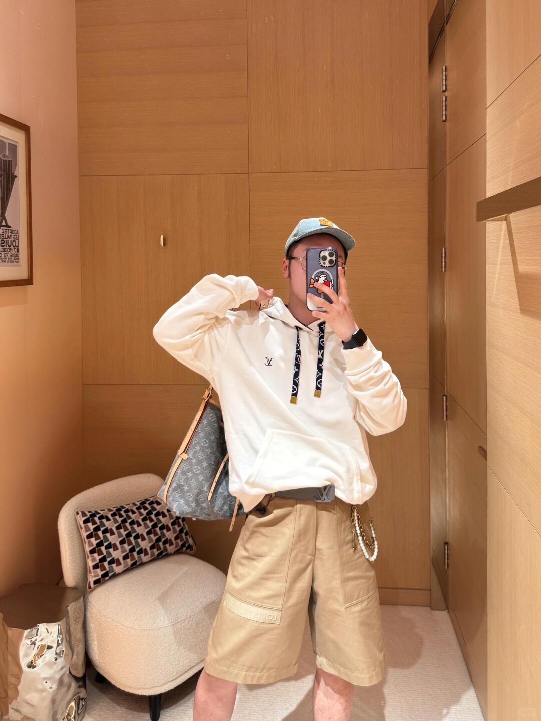 💰批280 🆕LouisVuitt* 25Fw早秋新款 胸口烫钻花绳印花连帽卫衣丨⚠独家yb开发！高版出品！抽绳处的椭圆形鸡眼和方形吊粒，包括抽绳和帽里印花都是定位对花的！细节上不会有半点差错！⚠正品的帽里印花logo不是一个方向走的‼以中缝线为中心  左侧1v字母朝上 右侧朝下❗中心花型再对称…⚠还有一个细节：最外一圈的印花是1v字母 并且方向都是朝右的！到手去对比就会懂！！现货发售S/M/Ｌ