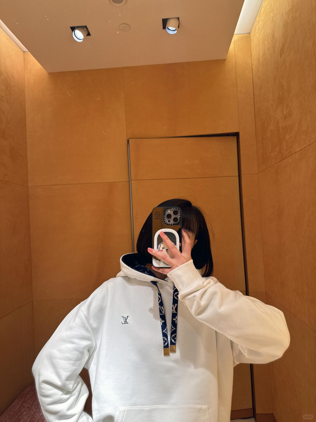 💰批280 🆕LouisVuitt* 25Fw早秋新款 胸口烫钻花绳印花连帽卫衣丨⚠独家yb开发！高版出品！抽绳处的椭圆形鸡眼和方形吊粒，包括抽绳和帽里印花都是定位对花的！细节上不会有半点差错！⚠正品的帽里印花logo不是一个方向走的‼以中缝线为中心  左侧1v字母朝上 右侧朝下❗中心花型再对称…⚠还有一个细节：最外一圈的印花是1v字母 并且方向都是朝右的！到手去对比就会懂！！现货发售S/M/Ｌ