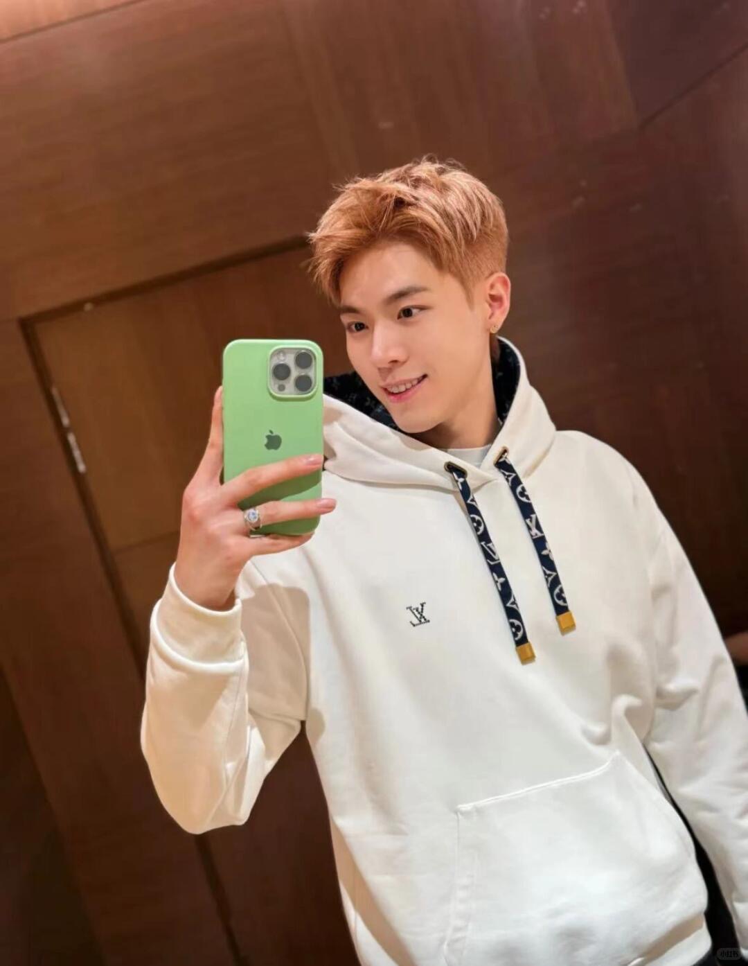 💰批280 🆕LouisVuitt* 25Fw早秋新款 胸口烫钻花绳印花连帽卫衣丨⚠独家yb开发！高版出品！抽绳处的椭圆形鸡眼和方形吊粒，包括抽绳和帽里印花都是定位对花的！细节上不会有半点差错！⚠正品的帽里印花logo不是一个方向走的‼以中缝线为中心  左侧1v字母朝上 右侧朝下❗中心花型再对称…⚠还有一个细节：最外一圈的印花是1v字母 并且方向都是朝右的！到手去对比就会懂！！现货发售S/M/Ｌ
