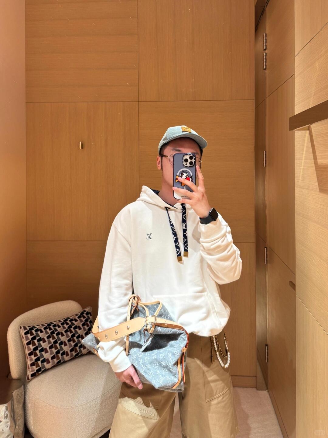 💰批280 🆕LouisVuitt* 25Fw早秋新款 胸口烫钻花绳印花连帽卫衣丨⚠独家yb开发！高版出品！抽绳处的椭圆形鸡眼和方形吊粒，包括抽绳和帽里印花都是定位对花的！细节上不会有半点差错！⚠正品的帽里印花logo不是一个方向走的‼以中缝线为中心  左侧1v字母朝上 右侧朝下❗中心花型再对称…⚠还有一个细节：最外一圈的印花是1v字母 并且方向都是朝右的！到手去对比就会懂！！现货发售S/M/Ｌ