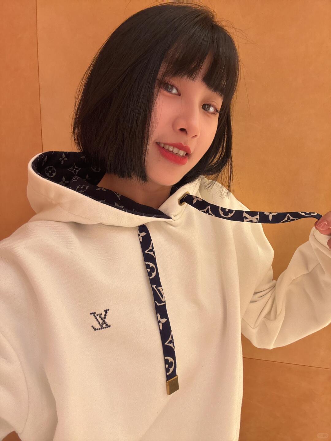 💰批280 🆕LouisVuitt* 25Fw早秋新款 胸口烫钻花绳印花连帽卫衣丨⚠独家yb开发！高版出品！抽绳处的椭圆形鸡眼和方形吊粒，包括抽绳和帽里印花都是定位对花的！细节上不会有半点差错！⚠正品的帽里印花logo不是一个方向走的‼以中缝线为中心  左侧1v字母朝上 右侧朝下❗中心花型再对称…⚠还有一个细节：最外一圈的印花是1v字母 并且方向都是朝右的！到手去对比就会懂！！现货发售S/M/Ｌ
