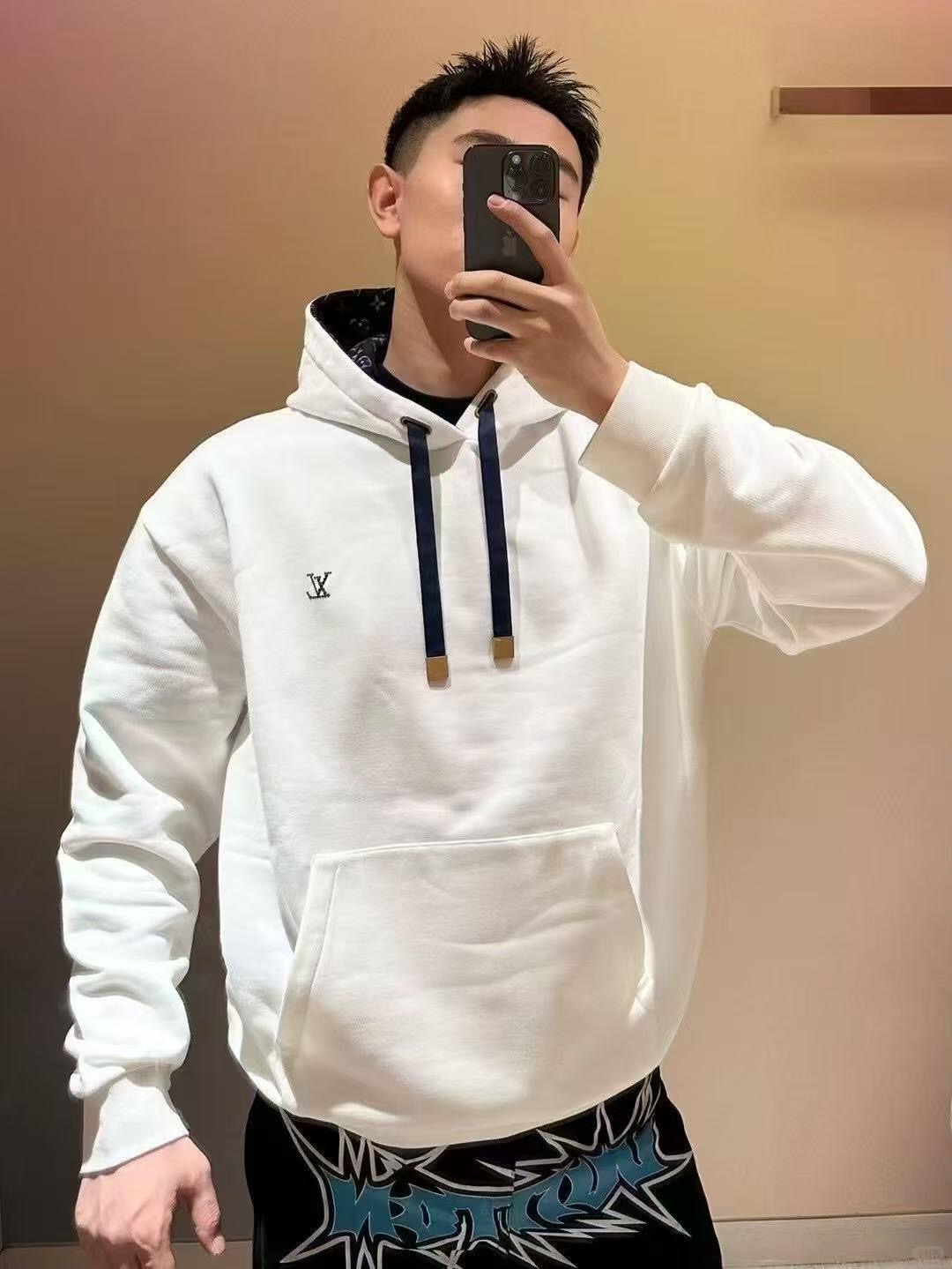 💰批280 🆕LouisVuitt* 25Fw早秋新款 胸口烫钻花绳印花连帽卫衣丨⚠独家yb开发！高版出品！抽绳处的椭圆形鸡眼和方形吊粒，包括抽绳和帽里印花都是定位对花的！细节上不会有半点差错！⚠正品的帽里印花logo不是一个方向走的‼以中缝线为中心  左侧1v字母朝上 右侧朝下❗中心花型再对称…⚠还有一个细节：最外一圈的印花是1v字母 并且方向都是朝右的！到手去对比就会懂！！现货发售S/M/Ｌ