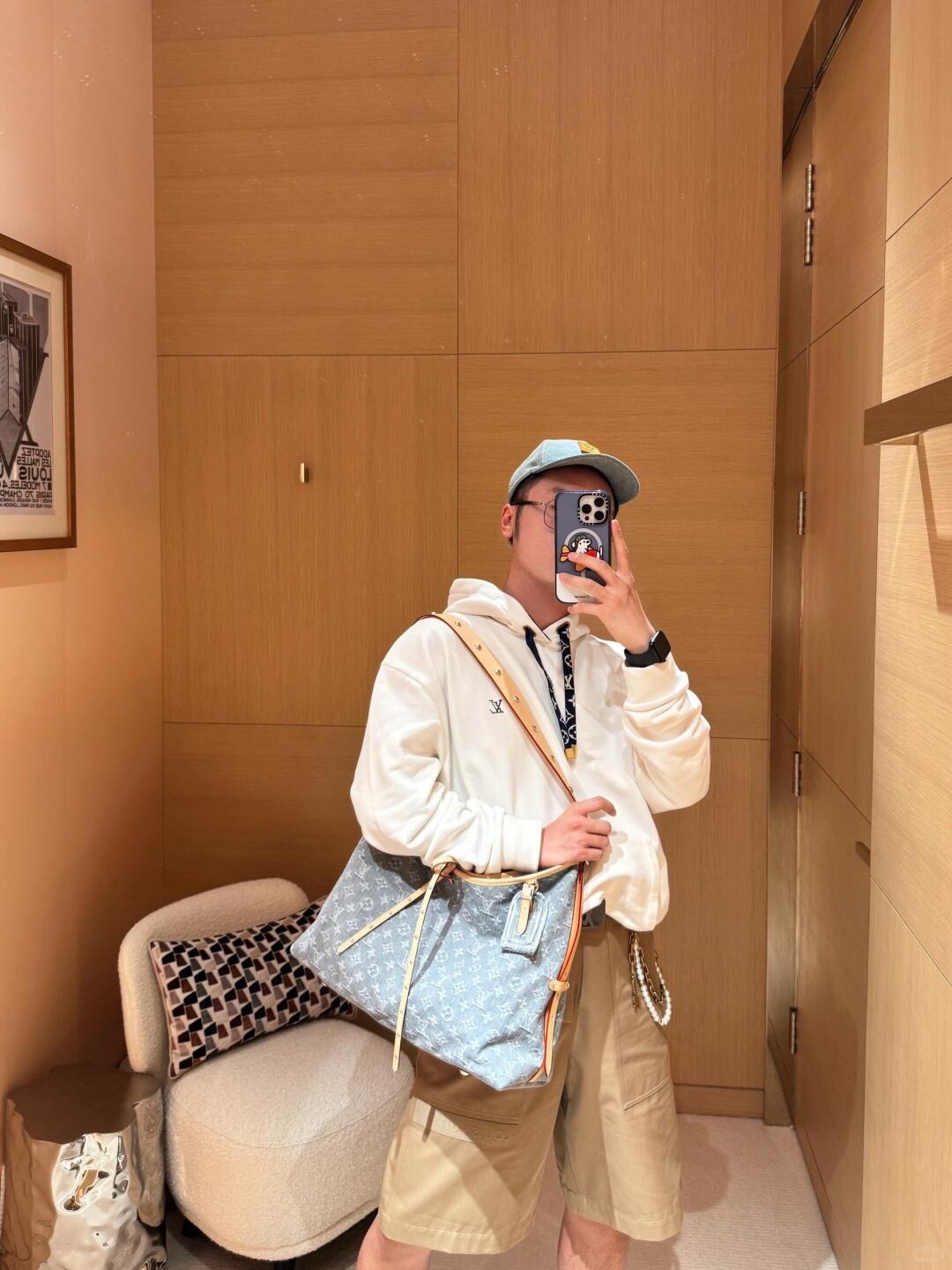 💰批280 🆕LouisVuitt* 25Fw早秋新款 胸口烫钻花绳印花连帽卫衣丨⚠独家yb开发！高版出品！抽绳处的椭圆形鸡眼和方形吊粒，包括抽绳和帽里印花都是定位对花的！细节上不会有半点差错！⚠正品的帽里印花logo不是一个方向走的‼以中缝线为中心  左侧1v字母朝上 右侧朝下❗中心花型再对称…⚠还有一个细节：最外一圈的印花是1v字母 并且方向都是朝右的！到手去对比就会懂！！现货发售S/M/Ｌ