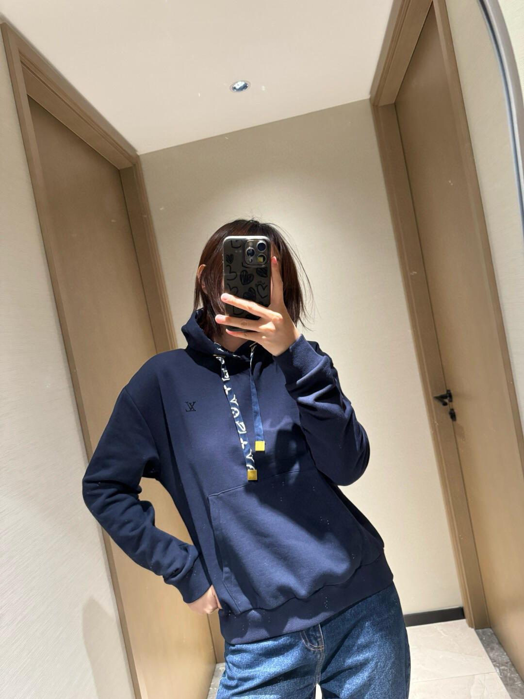 💰批280 🆕LouisVuitt* 25Fw早秋新款 胸口烫钻花绳印花连帽卫衣丨⚠独家yb开发！高版出品！抽绳处的椭圆形鸡眼和方形吊粒，包括抽绳和帽里印花都是定位对花的！细节上不会有半点差错！⚠正品的帽里印花logo不是一个方向走的‼以中缝线为中心  左侧1v字母朝上 右侧朝下❗中心花型再对称…⚠还有一个细节：最外一圈的印花是1v字母 并且方向都是朝右的！到手去对比就会懂！！现货发售S/M/Ｌ