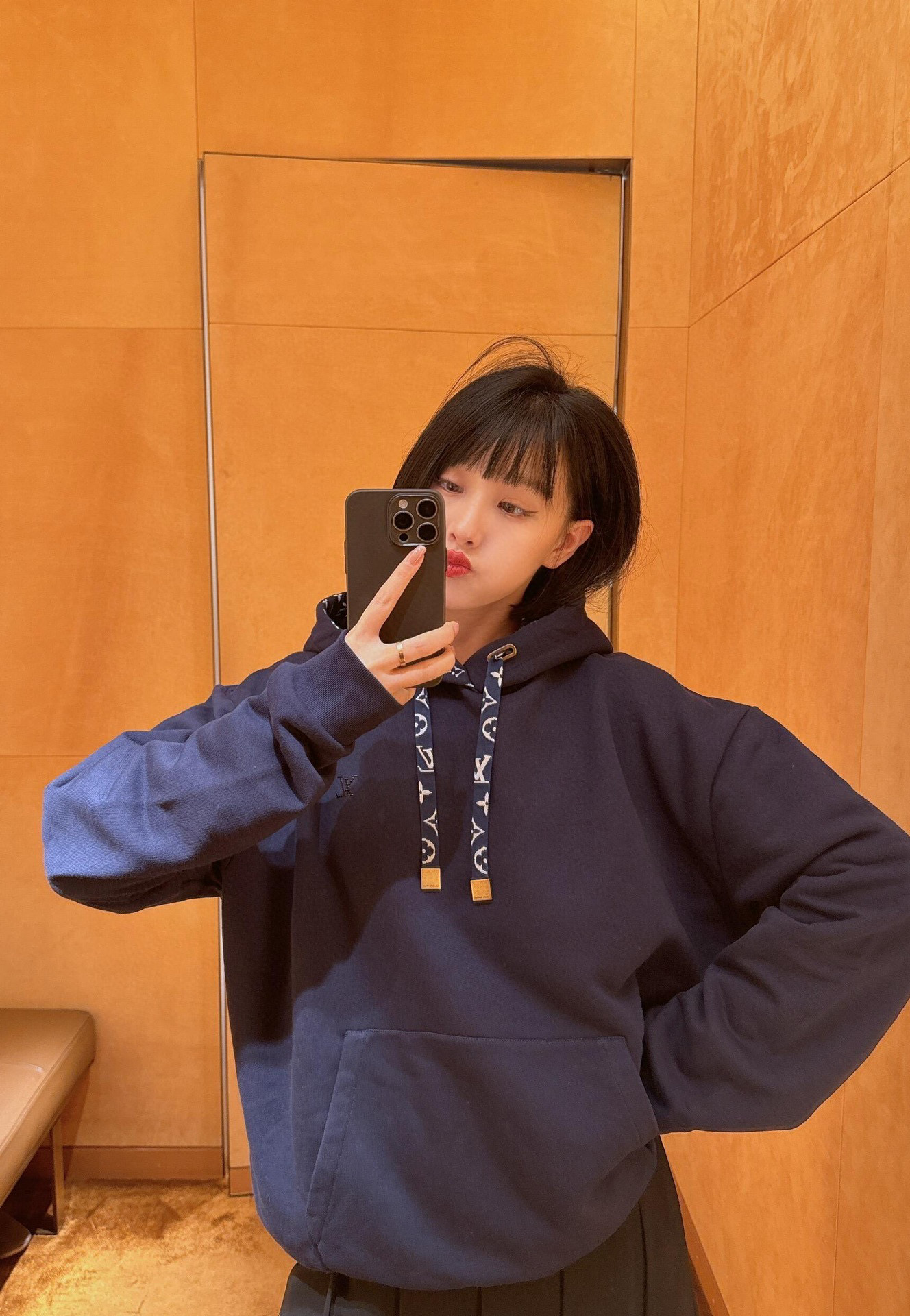 💰批280 🆕LouisVuitt* 25Fw早秋新款 胸口烫钻花绳印花连帽卫衣丨⚠独家yb开发！高版出品！抽绳处的椭圆形鸡眼和方形吊粒，包括抽绳和帽里印花都是定位对花的！细节上不会有半点差错！⚠正品的帽里印花logo不是一个方向走的‼以中缝线为中心  左侧1v字母朝上 右侧朝下❗中心花型再对称…⚠还有一个细节：最外一圈的印花是1v字母 并且方向都是朝右的！到手去对比就会懂！！现货发售S/M/Ｌ
