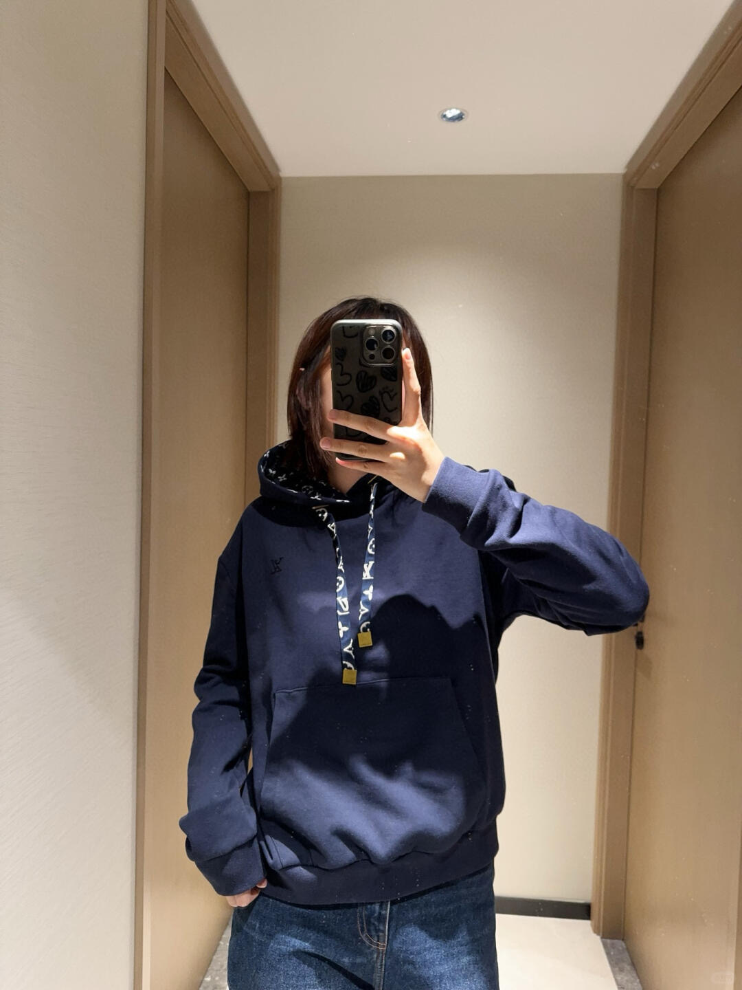 💰批280 🆕LouisVuitt* 25Fw早秋新款 胸口烫钻花绳印花连帽卫衣丨⚠独家yb开发！高版出品！抽绳处的椭圆形鸡眼和方形吊粒，包括抽绳和帽里印花都是定位对花的！细节上不会有半点差错！⚠正品的帽里印花logo不是一个方向走的‼以中缝线为中心  左侧1v字母朝上 右侧朝下❗中心花型再对称…⚠还有一个细节：最外一圈的印花是1v字母 并且方向都是朝右的！到手去对比就会懂！！现货发售S/M/Ｌ