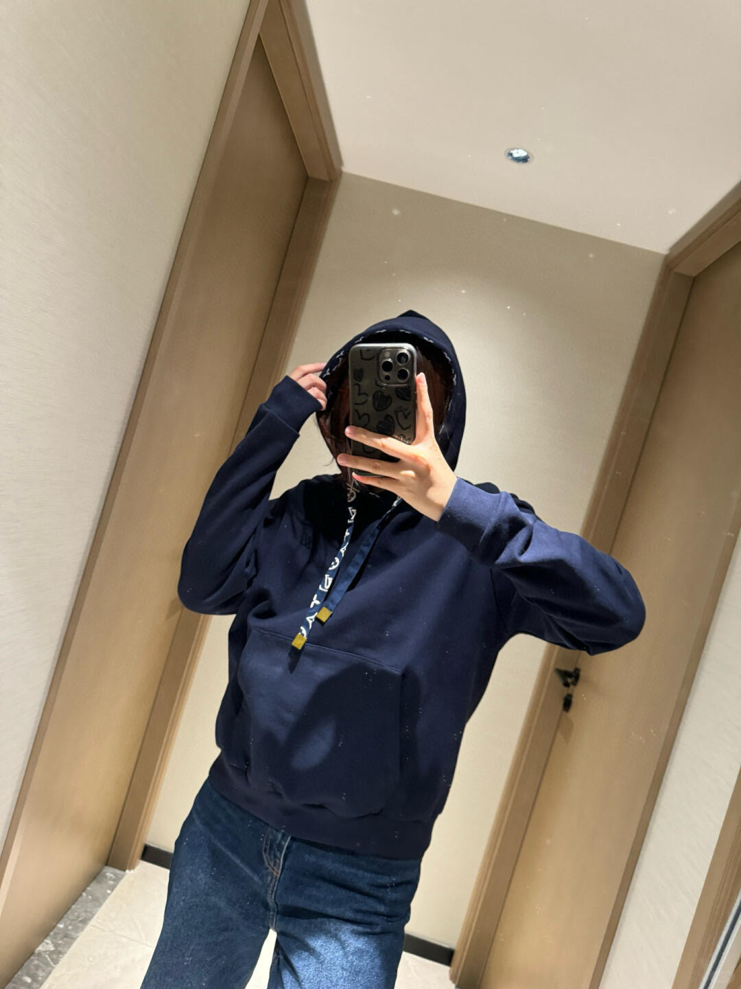 💰批280 🆕LouisVuitt* 25Fw早秋新款 胸口烫钻花绳印花连帽卫衣丨⚠独家yb开发！高版出品！抽绳处的椭圆形鸡眼和方形吊粒，包括抽绳和帽里印花都是定位对花的！细节上不会有半点差错！⚠正品的帽里印花logo不是一个方向走的‼以中缝线为中心  左侧1v字母朝上 右侧朝下❗中心花型再对称…⚠还有一个细节：最外一圈的印花是1v字母 并且方向都是朝右的！到手去对比就会懂！！现货发售S/M/Ｌ