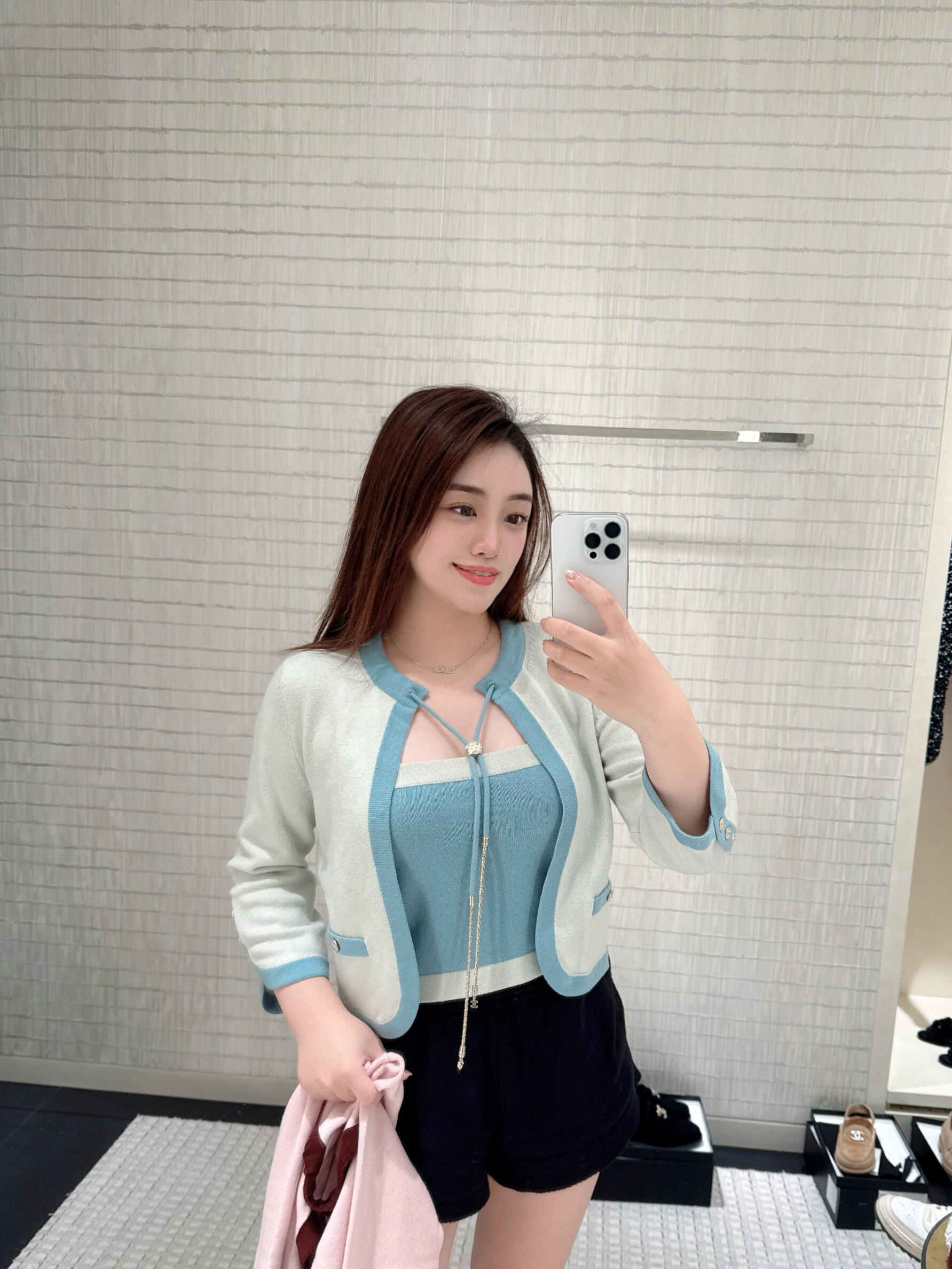 NO:437738,Chane* 25A Handicraft Series New Model Contrast Color Edge-lace-up Knitted Short Cardigan | Exclusive High-end Production!  Pay tribute to the classic Xiaoxiang design, which is age-reducing and naughty girlish temperament!  YB customized cashmere yarn has a high-quality texture, comfortable and soft!  V-neck three-dimensional cut, fine crochet texture, large body and contrasting threaded edges, excellent temperament, lazy and rhinestone buckle on the chest, easy to highlight the full-score texture, double C rhinestone buckle embellish the upper edge of the pocket, exquisite and stylish, suitable for layering and mixing items, can be stylish and hot, fashionable and casual, on sale in stock, S/M/L,,chanel,alexander wang19860909Chane* 25A手工坊系列新款 撞色包边系带针织短开衫丨独家高版出品！致敬经典的小香设计减龄又调皮的少女气质！YB定制定染羊绒纱线质感高级,舒适柔软！V领立体剪裁 通体细密钩针肌理纹 大身配合通体撞色螺纹包边 气质优慵懒 胸前水钻扣系带蝴蝶结装点 轻松突出满分细节质感 双C水钻扣点缀口袋上缘 精致有格调 适合叠穿混搭的单品 可气质可热辣 穿搭时髦休闲 现货发售 S/M/L,,chanel,alexander wang,Women's clothing