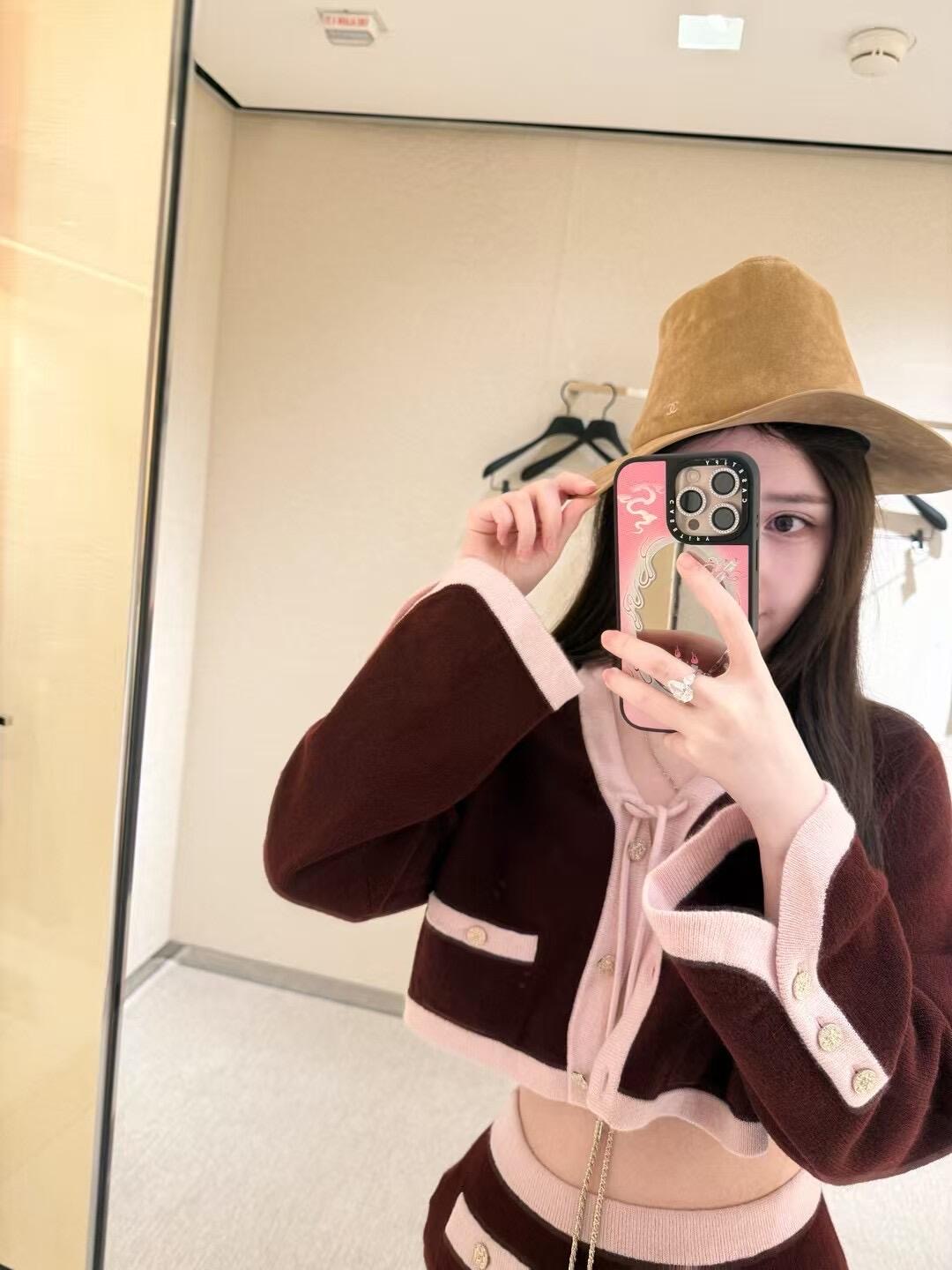 NO:437750,Chane* 25A Handicraft Series New Model Contrast Color Edge-lace-up Knitted Short Cardigan | Exclusive High-end Production!  Pay tribute to the classic Xiaoxiang design, which is age-reducing and naughty girlish temperament!  YB customized cashmere yarn has a high-quality texture, comfortable and soft!  V-neck three-dimensional cut, fine crochet texture, large body and contrasting threaded edges, excellent temperament, lazy and rhinestone buckle on the chest, easy to highlight the full-score texture, double C rhinestone buckle embellish the upper edge of the pocket, exquisite and stylish, suitable for layering and mixing items, can be stylish and hot, fashionable and casual, on sale in stock, S/M/L,,chanel,alexander wang19860909Chane* 25A手工坊系列新款 撞色包边系带针织短开衫丨独家高版出品！致敬经典的小香设计减龄又调皮的少女气质！YB定制定染羊绒纱线质感高级,舒适柔软！V领立体剪裁 通体细密钩针肌理纹 大身配合通体撞色螺纹包边 气质优慵懒 胸前水钻扣系带蝴蝶结装点 轻松突出满分细节质感 双C水钻扣点缀口袋上缘 精致有格调 适合叠穿混搭的单品 可气质可热辣 穿搭时髦休闲 现货发售 S/M/L,,chanel,alexander wang,Women's clothing