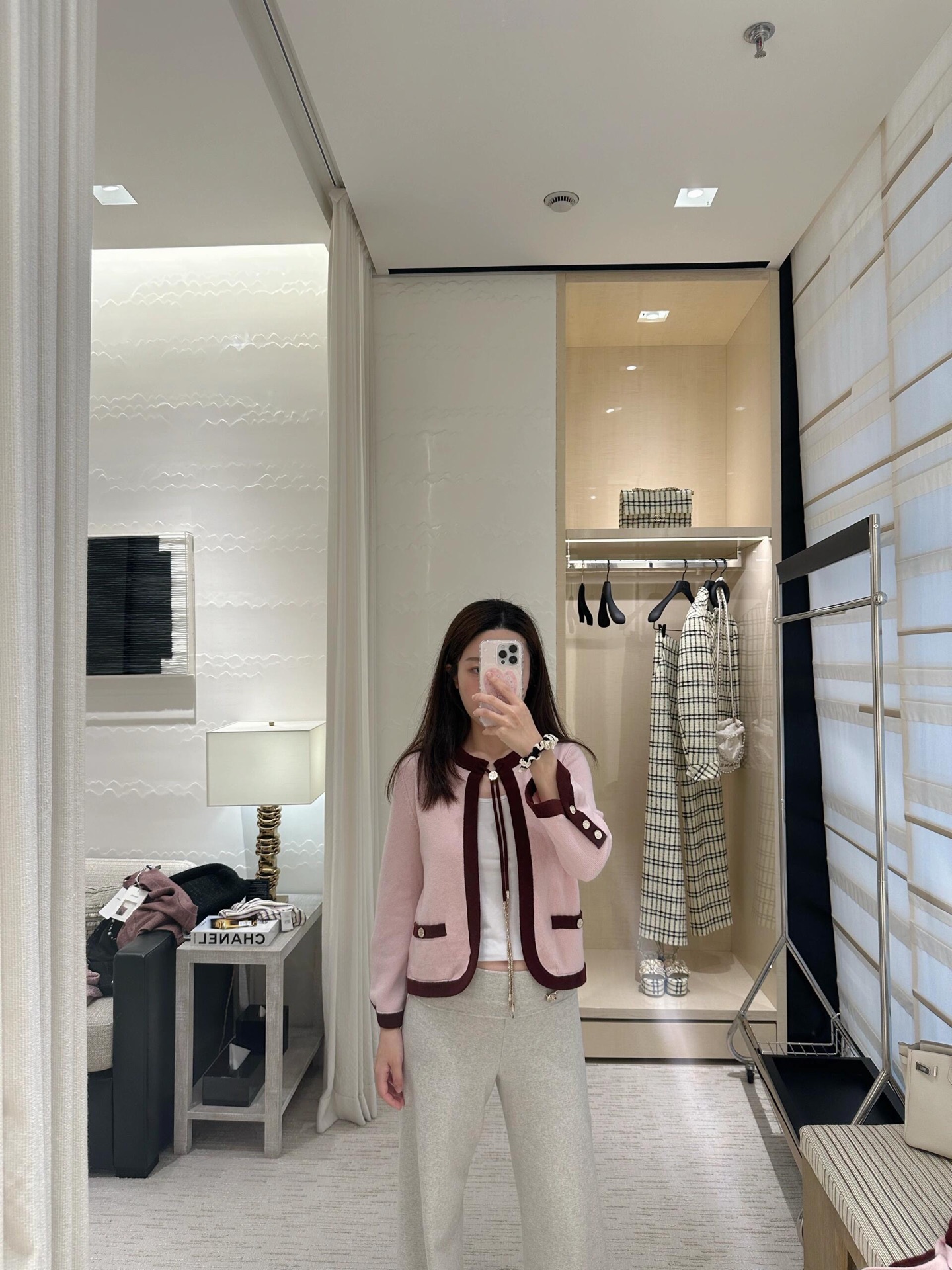 NO:437762,Chane* 25A Handicraft Series New Model Contrast Color Edge-lace-up Knitted Short Cardigan | Exclusive High-end Production!  Pay tribute to the classic Xiaoxiang design, which is age-reducing and naughty girlish temperament!  YB customized cashmere yarn has a high-quality texture, comfortable and soft!  V-neck three-dimensional cut, fine crochet texture, large body and contrasting threaded edges, excellent temperament, lazy and rhinestone buckle on the chest, easy to highlight the full-score texture, double C rhinestone buckle embellish the upper edge of the pocket, exquisite and stylish, suitable for layering and mixing items, can be stylish and hot, fashionable and casual, on sale in stock, S/M/L,,chanel,alexander wang19860909Chane* 25A手工坊系列新款 撞色包边系带针织短开衫丨独家高版出品！致敬经典的小香设计减龄又调皮的少女气质！YB定制定染羊绒纱线质感高级,舒适柔软！V领立体剪裁 通体细密钩针肌理纹 大身配合通体撞色螺纹包边 气质优慵懒 胸前水钻扣系带蝴蝶结装点 轻松突出满分细节质感 双C水钻扣点缀口袋上缘 精致有格调 适合叠穿混搭的单品 可气质可热辣 穿搭时髦休闲 现货发售 S/M/L,,chanel,alexander wang,Women's clothing