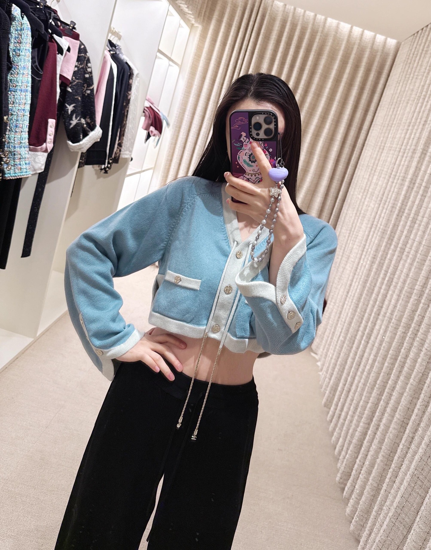 NO:437774,Chane* 25A Handicraft Series New Model Contrast Color Edge-lace-up Knitted Short Cardigan | Exclusive High-end Production!  Pay tribute to the classic Xiaoxiang design, which is age-reducing and naughty girlish temperament!  YB customized cashmere yarn has a high-quality texture, comfortable and soft!  V-neck three-dimensional cut, fine crochet texture, large body and contrasting threaded edges, excellent temperament, lazy and rhinestone buckle on the chest, easy to highlight the full-score texture, double C rhinestone buckle embellish the upper edge of the pocket, exquisite and stylish, suitable for layering and mixing items, can be stylish and hot, fashionable and casual, on sale in stock, S/M/L,,chanel,alexander wang19860909Chane* 25A手工坊系列新款 撞色包边系带针织短开衫丨独家高版出品！致敬经典的小香设计减龄又调皮的少女气质！YB定制定染羊绒纱线质感高级,舒适柔软！V领立体剪裁 通体细密钩针肌理纹 大身配合通体撞色螺纹包边 气质优慵懒 胸前水钻扣系带蝴蝶结装点 轻松突出满分细节质感 双C水钻扣点缀口袋上缘 精致有格调 适合叠穿混搭的单品 可气质可热辣 穿搭时髦休闲 现货发售 S/M/L,,chanel,alexander wang,Women's clothing