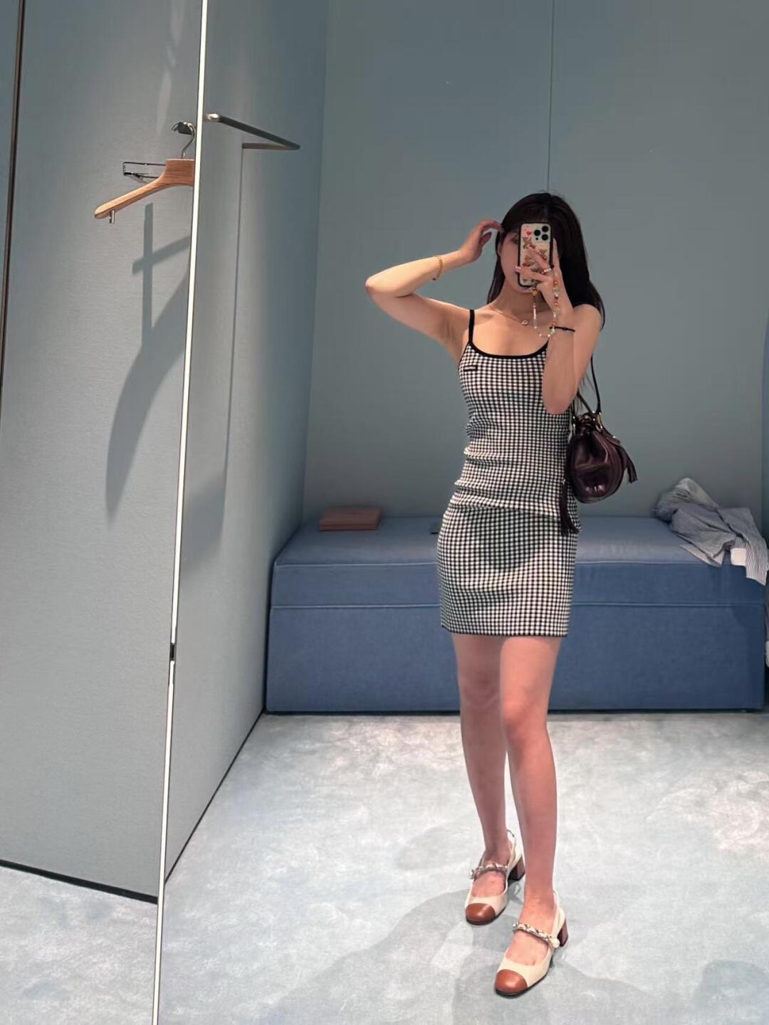 NO:437782,Miumi* 25Ss spring and summer new style micro-label plaid knitted suspender dress | Exclusive yb development!  High-end production!  Different from the market version!  Imported yarn weaving, comfortable and elastic, breathable, thin shoulder suspender skirt cut, improve skin exposure, outline shoulder neck lines, make it look slimmer, keeping the edges consistent with shoulder straps, improve the details, the black and white plaids on the body form intertwined collision, and the embellishment of letter logos can better show the exquisite temperament, highlight the high-end feeling of outfit, elastic and elastic, more refined, slim outfit, full of relaxation and tone, light luxury and fashionable temperament, single-wearing and layering, the workmanship quality depends on the details. S/M/L,,miumiu, skirts, alexander wang19860909Miumi* 25Ss春夏新款 微标格纹针织吊带连衣裙丨独家yb开发！高版出品！区别市面版本！进口纱线织造 舒适弹力 透气十足 细肩吊带裙剪裁 提升露肤度 勾勒肩颈线条更显瘦 与肩带保持一致的包边 提升细节质感 大身黑白格纹形成交织碰撞 配合字母徽标点缀 更能彰显精致气质 凸显穿搭高级感 弹性松紧更显精致 穿搭显瘦 尽显松弛调性 轻奢时髦气质 单穿叠穿均可 做工品质看细节.现货发售S/M/L,,miumiu,skirts,alexander wang,Women's clothing