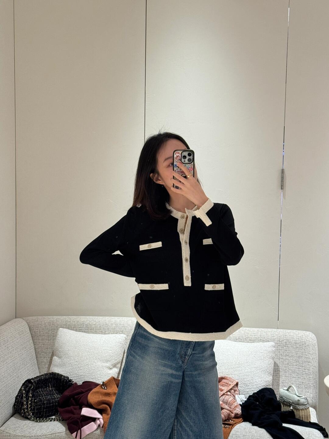 NO:437856,Chane* 25A Handicraft Series New Model Contrast Fake Pocket Pullover Knitted Sweater | Exclusive YB Development!  High-end production!  The whole body is fine and dense crochet texture. The large body is pure black and white threaded edges are durable and versatile and granular. It easily highlights the full details and texture. Double C buckles embellish the upper edge of the pocket and has a delicate style. It can be elegant and literary. S/M/L on sale in stock, chanel, alexander wang19860909Chane* 25A手工坊系列新款 撞色假口袋套头针织衫丨独家yb开发！高版出品！通体细密钩针肌理纹 大身纯黑配合白色螺纹包边耐看百搭颗粒状装点 轻松突出满分细节质感双C扣点缀口袋上缘精致有格调让穿搭可优雅可文艺风格.现货发售S/M/L,,chanel,alexander wang,Women's clothing