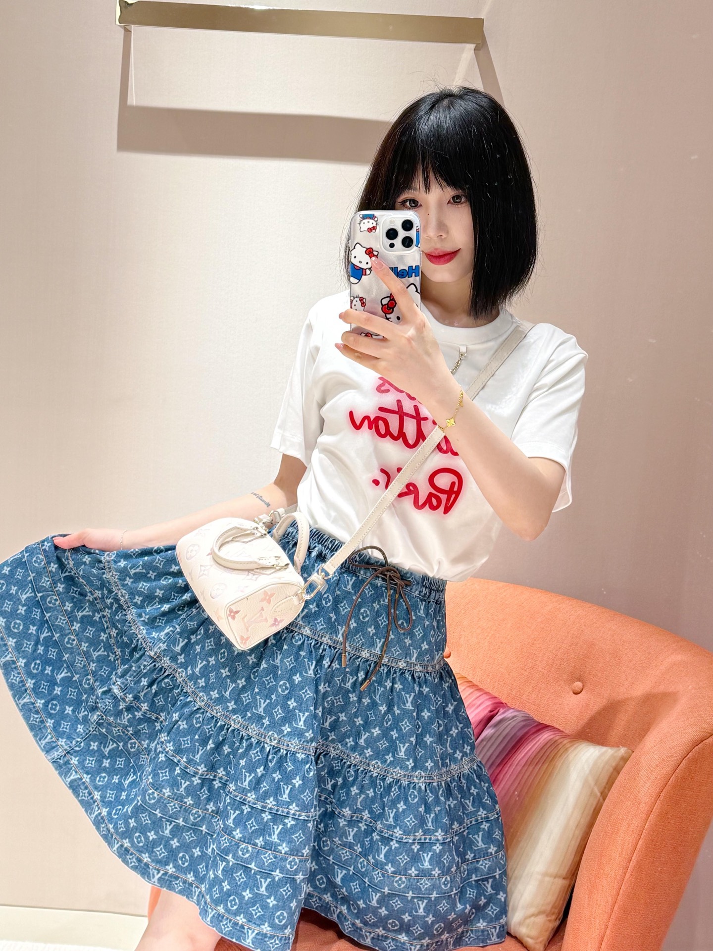 NO:439437,Louis Vuitto* 25Ss Spring and Summer New Style Chain Round Neck Printed Short Sleeve T-shirt | Exclusive yb development!  High-end production!  Regular short-sleeved T-shirt cuts highlight the brand style. Made of gram-weight pure cotton, full of drape and slimming visual effect. The chest is restored by printing technology. The key colors depict the letters brighten the colors to create a three-dimensional luminous feeling. The floral brand logo pattern echoes the neckline and engraved letter chain to make the fashion and high-end feel immediately. Create a personal style. Fashionable and relaxed. The inner wear is brilliant and fashionable. S/M/L is available in stock. S/M/L,,louis vuitton, T-shirt,tees, t-shirt,alexander wang19860909Louis Vuitto* 25Ss春夏新款 链条圆领印花短袖T恤丨独家yb开发！高版出品！常规短袖T恤裁剪 凸显品牌格调 采用克重纯棉制成 垂坠感十足 呈现显瘦视觉效果 胸前利用印花工艺还原色彩 重点色描绘字母提亮色打造立体发光感 花体品牌徽标图案 与领口印刻字母链条呼应 让时尚高级感立刻显现 打造个性风格 时髦松弛 单穿内搭都出彩时髦 现货发售S/M/L,,louis vuitton,T-shirt,tees，t-shirt,alexander wang,Women's clothing