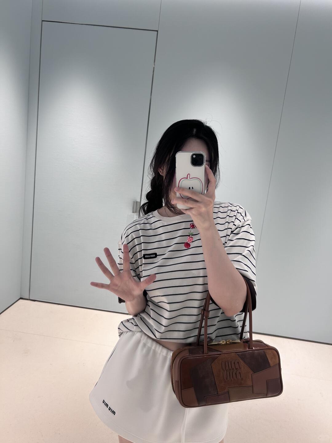 NO:450419,Miumi* 25Ss春夏新款 两面穿条纹圆领短袖T恤丨独家yb开发！  High-end production! 黑白条纹搭配咖色设计,男女同款版型穿搭无压力！ 双面都做徽标字母图案点缀,突显品牌经典魅力价值！  A must-have item for a practical and beautiful series!  The inner wear is stylish and stylish! 现货发售S/M/L,,miumiu,T-shirt,tees，t-shirt,alexander wang19860909Miumi* 25Ss春夏新款 两面穿条纹圆领短袖T恤丨独家yb开发！高版出品！黑白条纹搭配咖色设计,男女同款版型穿搭无压力！双面都做徽标字母图案点缀,突显品牌经典魅力价值！实穿又好看系列必入单品！单穿内搭都出彩时髦！现货发售S/M/L,,miumiu,T-shirt,tees，t-shirt,alexander wang,Women's clothing