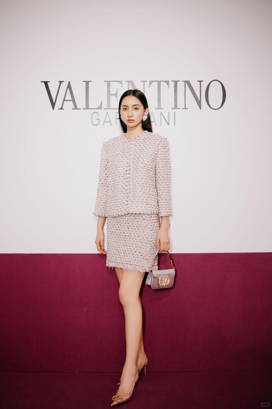 NO:451700,Jacket Skirt Valenti*o 25FW early autumn new style Crystal chiffon decorative metal tweed jacket + skirt suit | Exclusive yb development!  High-end production!  The tweed fabric is exquisitely woven with soft colors and rich pink and tender tones. The girlish feel is full of lace piping rhinestones. The tassels on the skirt are lively and playful, and the details of the swaying postures are all ingenious. Whether it is attending a party or an important date, you are the most dazzling existence in the crowd when you wear this suit!  High-end and sweet feeling coexist. Colorful pink tweed suit. The rich family's daughter is full of stock. S/M/L, valentino, skirts, jackets & coats, alexander wang19860909外套 半裙 Valenti*o 25FW早秋新款 水晶雪纺饰金属花呢外套+半裙套装丨独家yb开发！高版出品！粗花呢面料 编织精致色彩柔和又丰富粉粉嫩嫩的色调少女感拉满~ 蕾丝滚边水钻点缀 裙子的流苏边灵动俏皮,走动间摇曳生姿细节之处尽显巧思.无论是参加派对,还是重要约会,穿上这套套装你就是人群中最耀眼的存在！高级感与甜美感并存 彩粉色粗花呢套装 富家千金感拉满现货发售S/M/L,,valentino,skirts,jackets & coats,alexander wang,Women's clothing