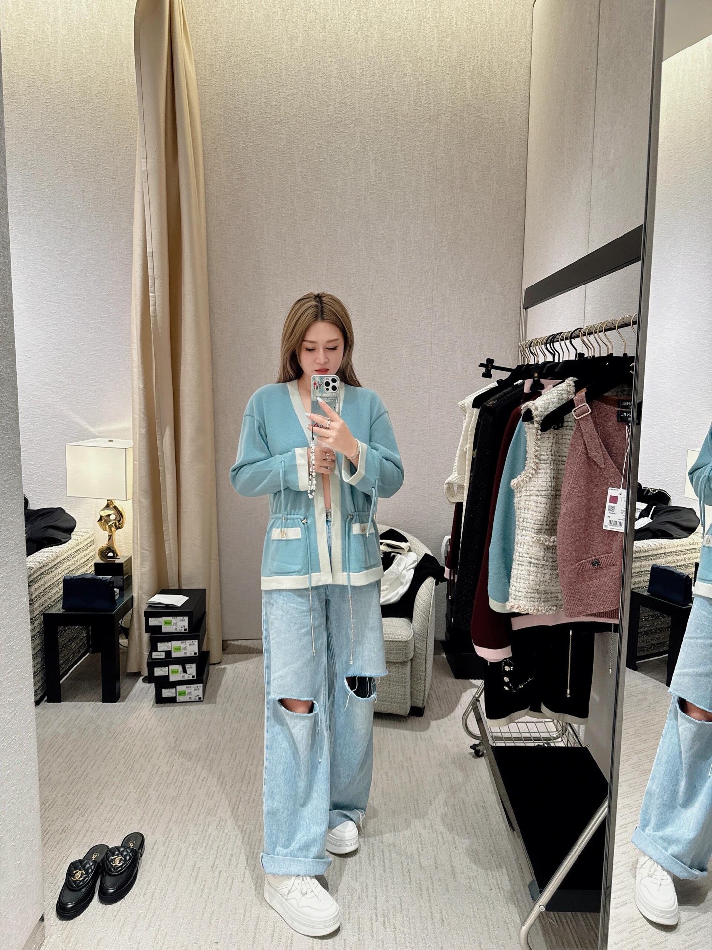 NO:441174,Chane* 25A high-end handicraft new model, big V-neck color-blocking drawstring knitted cardigan丨Exclusive high-end production!  The design of the big V-neck not only makes the neck lines look longer, but also shows the charming collarbone, which is really super sexy!  Super versatile!  Whether paired with jeans, skirts or dresses, you can easily create different styles!  S/M/L, Chanel, skirts, jeans, alexander wang19860909Chane* 25A高级手工坊新款 大V领拼色抽绳针织开衫丨独家高版出品！大V领的设计,不仅显得颈部线条更加修长,展现出迷人的锁骨,真的是超级性感！超级百搭！ 无论是搭配牛仔裤、半身裙还是连衣裙,都能轻松打造出不同的风格！现货发售S/M/L,,chanel,skirts,jeans,alexander wang,Women's clothing