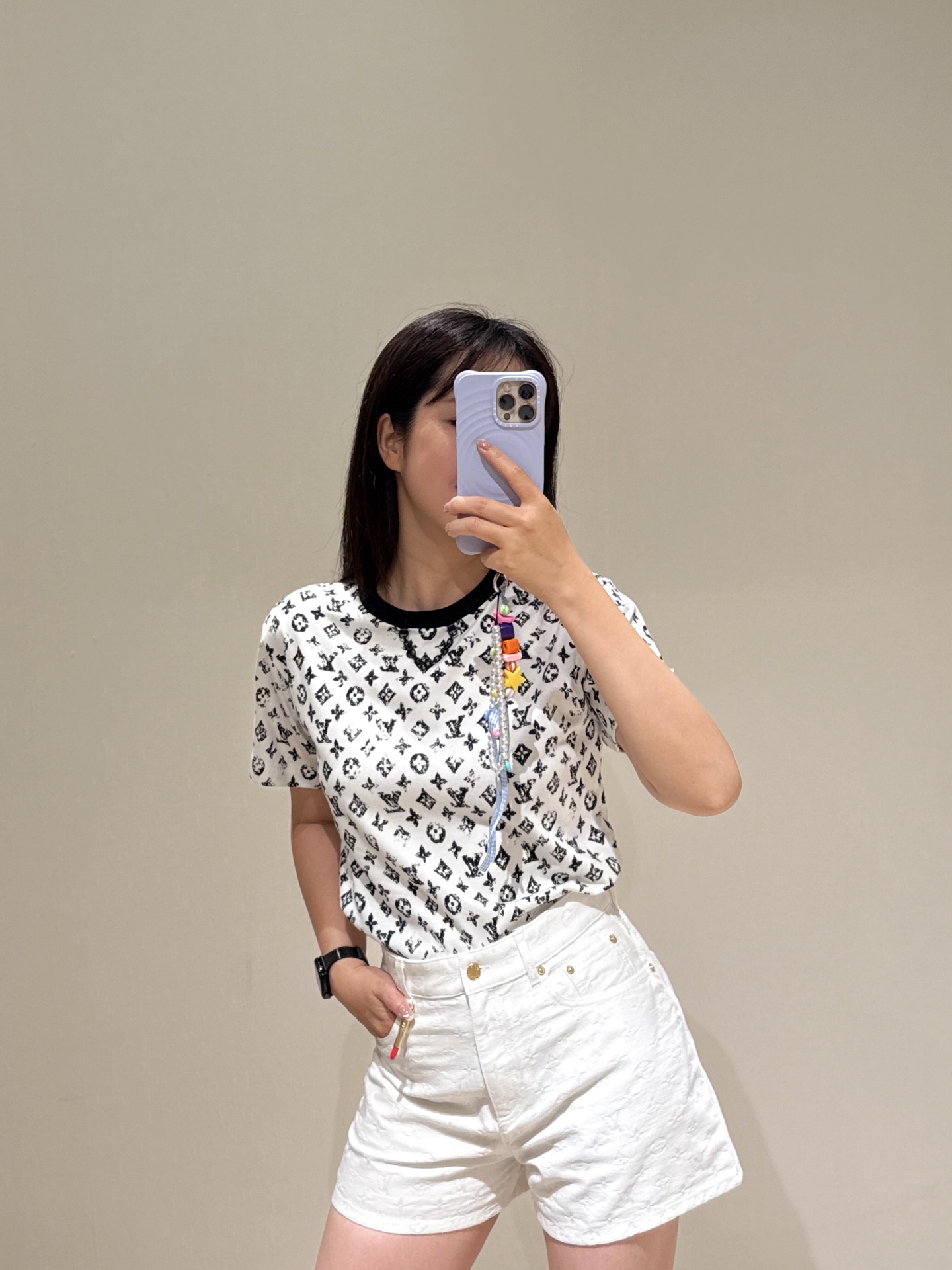 NO:444347,Louis Vuitto* 25Ss Spring and Summer New Style Old-fashioned Printed Chain Round Neck Short-Sleeve T-Shirt | Exclusive yb development!  High-end production!  Regular short-sleeved T-shirt cut highlights the brand style Made of gram-weight pure cotton, slightly elastic, and gives a slim visual effect. The neckline is plain and covered with four-leaf clover elements. The letter logo is old and grinding effect increases the retro feeling. The letter chain highlights highlight high-end style. The inner wear is brilliant and fashionable. S/M/L is available in stock, and it is available for sale in stock. T-shirt, tees, t-shirt, alexander wang19860909Louis Vuitto* 25Ss春夏新款 老花印花链条圆领短袖T恤丨独家yb开发！高版出品！常规短袖T恤裁剪 凸显品牌格调 采用克重纯棉制成 略带有弹力 呈现显瘦视觉效果 领口素色包边 满铺四叶草元素字母徽标 做旧磨花效果增加复古感 字母链条 亮点突出 彰显高级格调 单穿内搭都出彩时髦 现货发售S/M/L,,louis vuitton,T-shirt,tees，t-shirt,alexander wang,Women's clothing