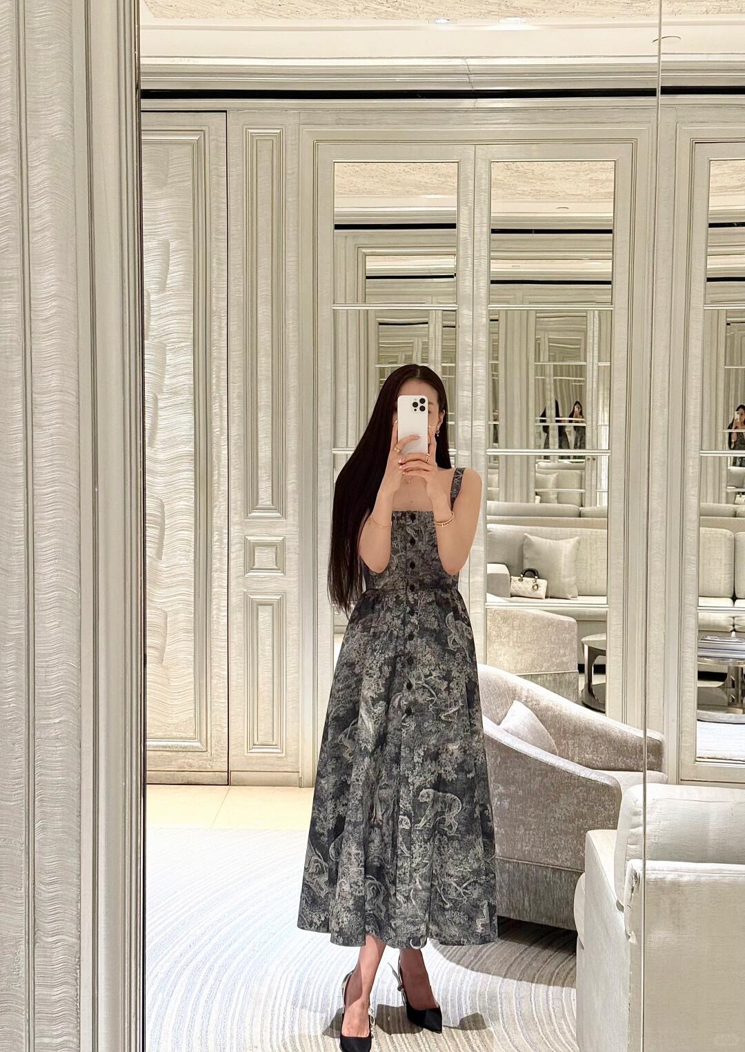 NO:451716,Dio* 25Ss Spring and Summer New Style Yiru Printed Sling Dress丨Exclusive High-edition Production!  Imported twill material, textured, smooth and stylish, full-print jungle animal pattern elements, highlighting the brand tone, decorated with open-clad buttons to facilitate putting on and off, combined with pleated skirt treatment, add layered styling, high waistline divides up and down proportions, modify lines, umbrella-shaped exterior expansion design, the upper body is more elegant and fashionable, surface auxiliary material development, suspender flat-mouth dress tailoring, daily commuting and date outfits are outstanding and fashionable, S/M/L,,dior, skirts,alexander wang19860909Dio* 25Ss春夏新款 伊茹印花吊带连衣裙丨独家高版出品！进口斜纹绸材质 质感光泽 垂顺有型 通体满印丛林动物图案元素 彰显品牌调性 饰以开襟纽扣调节方便穿脱 配合压褶裙摆处理 增添造型层次感 高腰线划分上下比例 修饰线条 伞状外扩设计 上身更为气质时髦 面辅料开发 吊带平口连衣裙剪裁 日常通勤约会穿搭出彩时髦 现货发售S/M/L,,dior,skirts,alexander wang,Women's clothing