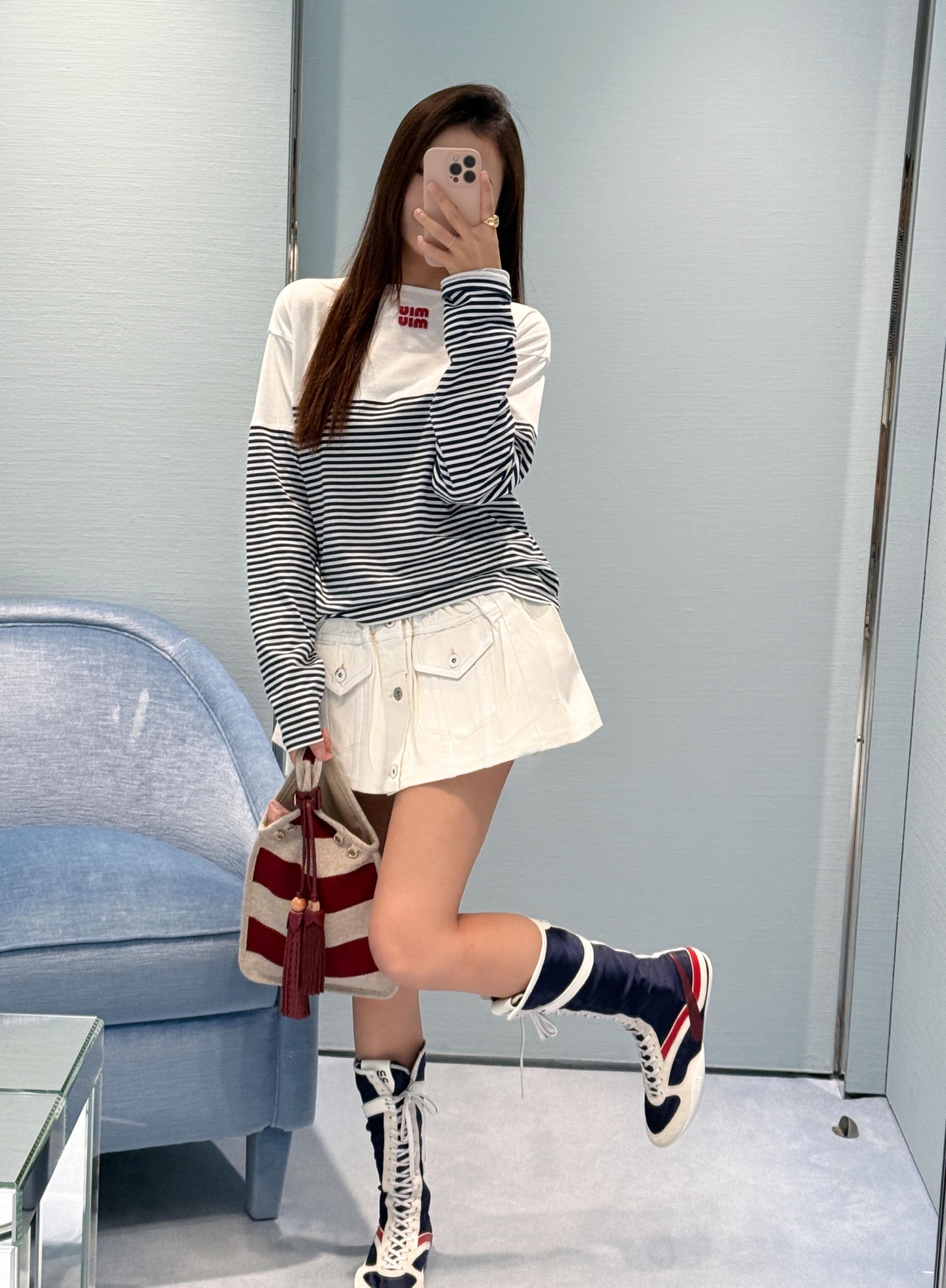 NO:451720,MiuMi* 25FW early autumn new style college style color-blocking striped T-shirt丨Exclusive yb development!  High-end production!  Slim striped tee outfit. The striped design is really classic and obsolete. The contrasting color elements are cleverly breaking the monotony. The fabric is soft and soft, and it is super comfortable to wear with close body. It is breathable and sweat-absorbing in summer. Pair it casually with shorts or skirts. The casual style is immediately available for sale in stock. S/M/L, miumiu, skirts, shorts, tees, t-shirt, alexander wang19860909MiuMi* 25FW早秋新款 学院风拼色条纹T恤衫丨独家yb开发！高版出品！显瘦条纹tee穿搭 条纹设计真的是经典永bu过时,撞色元素又巧妙打破单调,面料亲肤软糯,贴身穿超舒服,夏天穿透气又吸汗 .随意搭配短裤或者半身裙,休闲随性风立马拿捏现货发售S/M/L,,miumiu,skirts,shorts,tees，t-shirt,alexander wang,Women's clothing