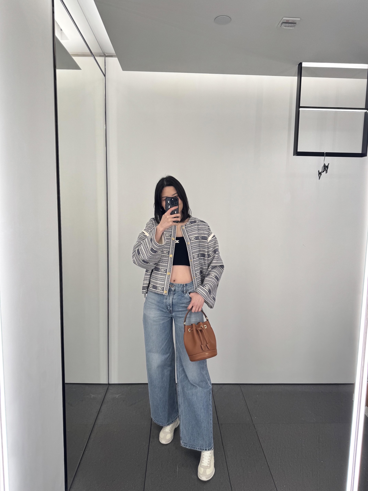 NO:441991,Celin* 25Fw early autumn new style striped logo logo jacquard single-breasted round-neck jacket jacket | Exclusive yb development!  High-end production!  The textured version you can see at a glance is super slim and has a high tolerance for your figure. This jacket is a versatile item that needs no further explanation. It is clean, simple, yet stylish and stylish!  The upper body is so handsome that the most re-entry item on the road is undoubtedly the most customized fabric craftsmanship details are perfect, it is really easy to wear~ Highly recommended!  S/M/L, celine, jackets & coats, jackets & coats, alexander wang19860909Celin* 25Fw早秋新款 条纹徽标logo提花单排扣圆领夹克外套丨独家yb开发！高版出品！一眼就看出的质感版型上身超级显瘦 对身材包容度很高 这件外套就是无需多说的百搭单品 干净简约又不失格调时髦精必备款！上身帅气十足路上回头率和询问度最高的单品无疑定制面料工艺细节堪称完美真的是太好穿了～强力推荐呀！现货发售S/M/L,,celine,jackets & coats,jackets & coats,alexander wang,Women's clothing