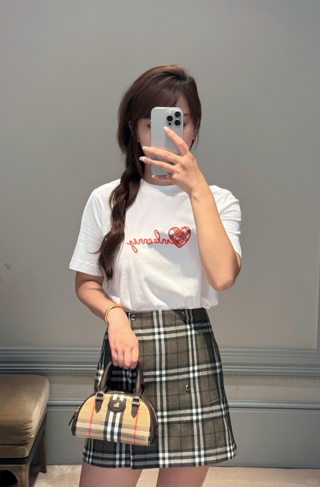 NO:441950,Bur*erry 25Ss spring and summer new style plaid love letter embroidered round neck short-sleeved T-shirt丨Exclusive yb development!  High-end production!  !  It's really hard not to love it. It's so beautiful with high-waisted wide-leg pants or short skirts!  It can be sweet or salty~ Customized fabric, super comfortable texture!  Such a T-shirt is something that everyone has!  S/M/L, Burberry, skirts, T-shirt, tees, t-shirt, alexander wang19860909Bur*erry 25Ss春夏新款 格纹爱心字母刺绣圆领短袖T恤丨独家yb开发！高版出品！！真的很难不爱呀 搭配高腰阔腿裤或短裙 简直美炸了！可甜可盐～定制面料 质感超级舒适！这样的T恤就是人手一件的存在！现货发售S/M/L,,burberry,skirts,T-shirt,tees，t-shirt,alexander wang,Women's clothing